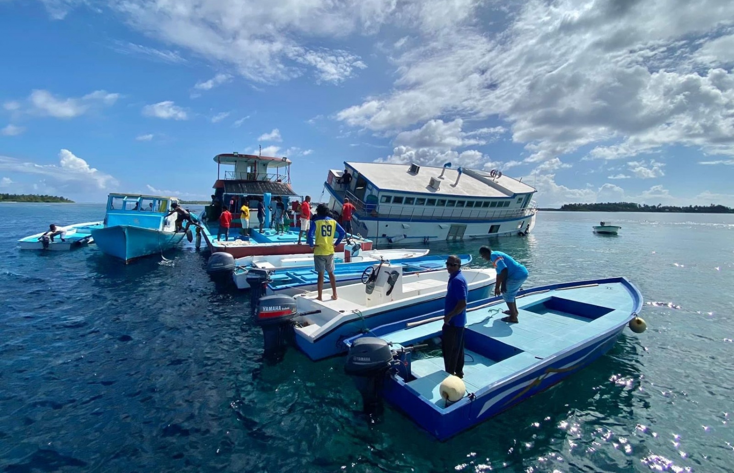 ފަރަށް އެރި ދަނބިދޫ ބޯޓަށް އެހީވާން އެ ރަށުން ދިޔަ ދޯނިތައް ބޯޓު ކައިރީގައި. -- ފޮޓޯ: ދަނބިދޫ ކައުންސިލް
