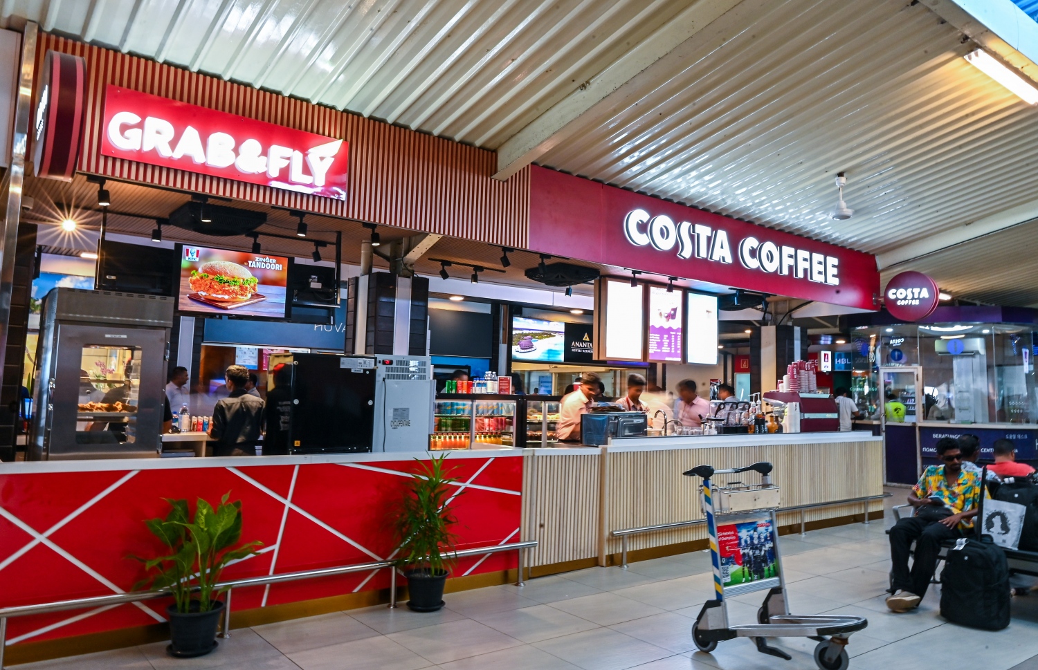 ދެ ކުންފުންޏަކުން މި ތަނުގައި އައުޓްލެޓުތައް ވަނީ ހުޅުވާފަ. -- ފޮޓޯ: ފަޔާޒް މޫސާ | މިހާރު