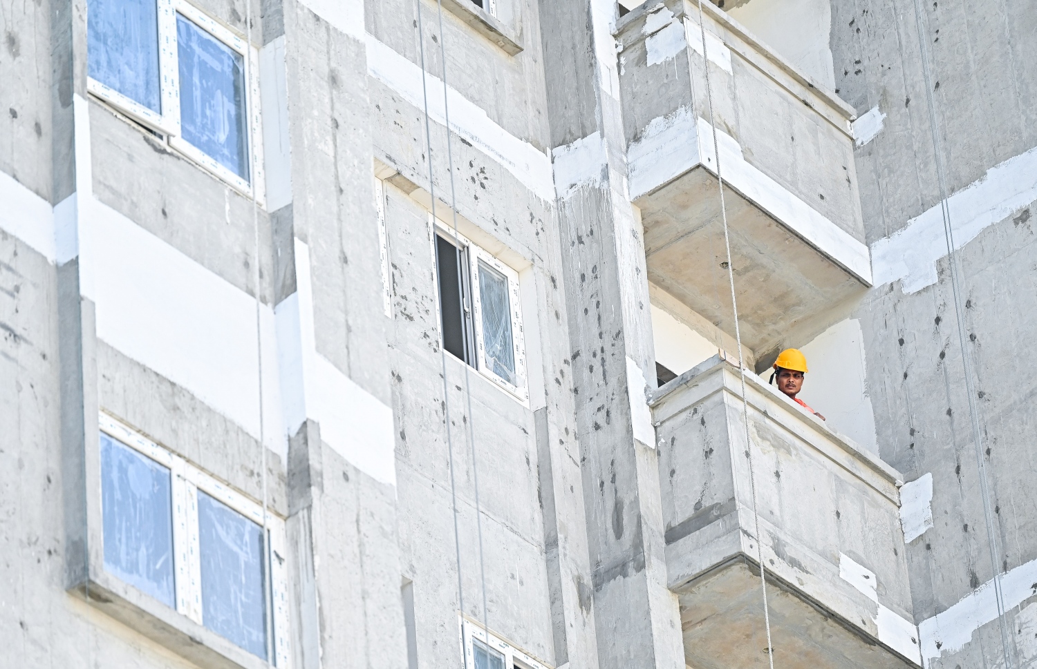 އެފްޑީސީގެ ފްލެޓްތަކުގެ ތެރެއިން އެންބީސީސީ ކުންފުންޏާ ހަވާލުކޮށްގެން ހަދާ ދެ ކޮޓަރީގެ އެޕާޓްމެންޓްތަކުގެ "އަމާން ދޯދި" ފްލެޓްގެ މަސައްކަތުގައި އުޅޭ މީހަކު ބެލްކަނީގައި މަޑުކޮށްލައިގެން.--- ފޮޓޯ: ފަޔާޒު މޫސާ | މިހާރު