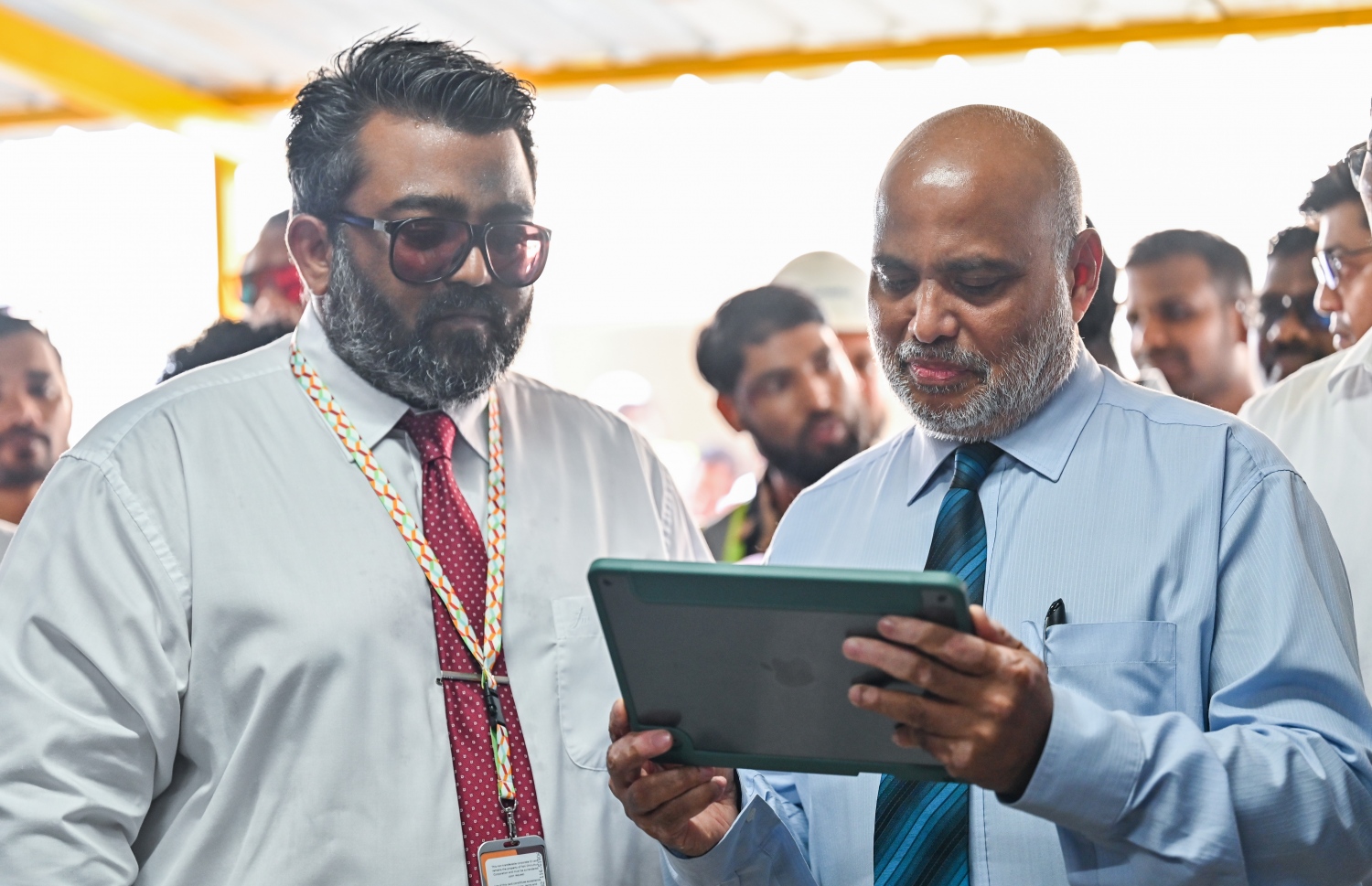 އަމާން ދޯދި ފްލެޓްތައް އިމާރާތް ކުރަމުން ގެންދިޔަ ގޮތުގެ ވީޑިއޯއެއް ހައުސިން މިނިސްޓަރު ޑރ. ހައިދަރު  ބައްލަވާއިރު، އަރިހުގައި އެފްޑީސީގެ މެނޭޖިން ޑިރެކްޓަރު ހަމްދާން.--- ފޮޓޯ: ފަޔާޒު މޫސާ | މިހާރު