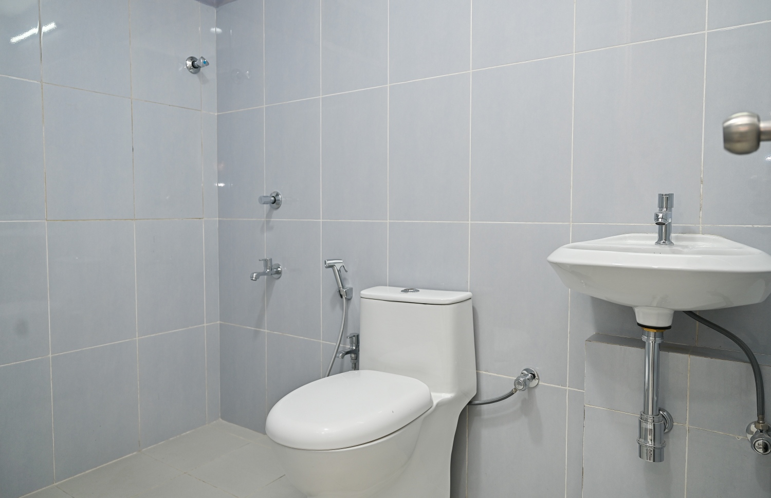 ފަހި ދިރިއުޅުމުގެ އެޕާޓްމެންޓެއްގެ ފާހާނާ. އެ އެޕާޓްމެންޓްތަކުގެ ކޮންމެ ކޮޓަރިއެއްގައި ވެސް ފާހާނާ ހުރޭ.--- ފޮޓޯ: ފަޔާޒް މޫސާ | މިހާރު