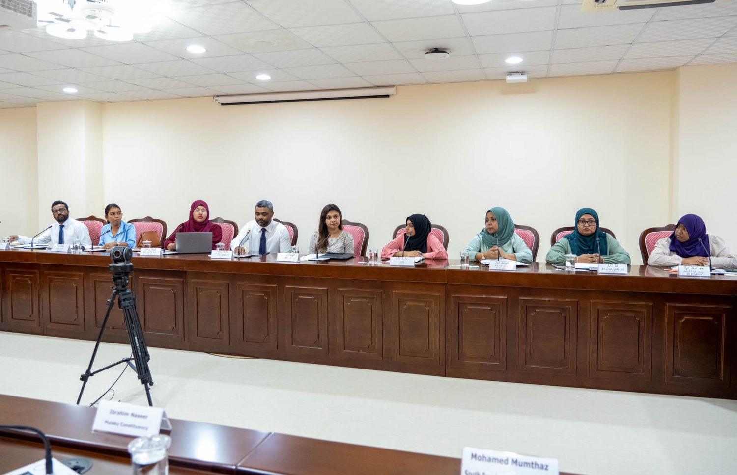 ރާއްޖެ އެތެރެކުރި ބޭސްތަކަކުން ނުރައްކާތެރި ކެމިކަލް ފެނުމުން، ކަމާގުޅޭ ފަރާތްތަކާއެކު، މަޖިލީހުގެ ހިއުމަން ރައިޓްސް އެންޑް ޖެންޑާ ކޮމިޓީން މިދިޔަ ހޯމަ ދުވަހު ބައްދަލުކުރަނީ.-- ފޮޓޯ: މަޖިލިސް