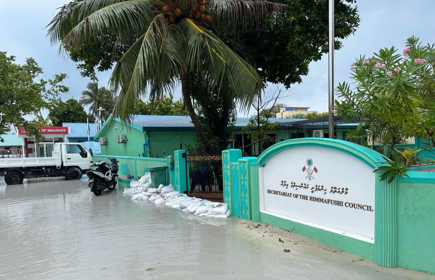 ހިންމަފުށީ ކައުންސިލް އިދާރާއަށް ފެން ވަނަނުދިނުމަށް ވެލި ބަސްތާ ޖަހާފައި.-- ފޮޓޯ: ކައުންސިލް