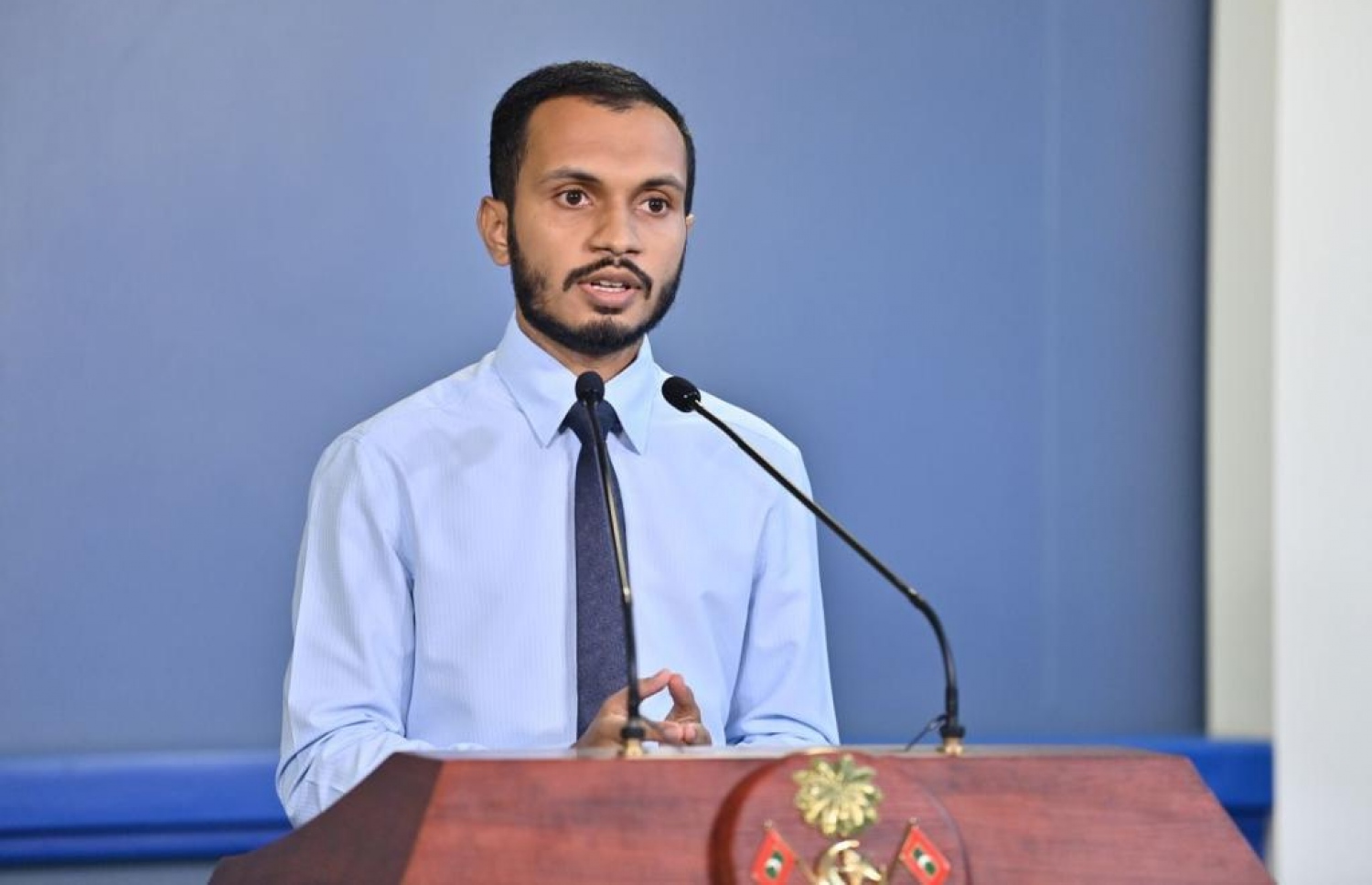 ރައީސް އޮފީހުގައި މިއަދު ބޭއްވި ޕްރެސް ކޮންފަރެންސްގައި، ޕަބްލިކް ޕޮލިސީގެ އަންޑަ ސެކްރެޓަރީ ފިރުޒުލް ވާހަކަދައްކަވަނީ.-- ފޮޓޯ: ރައީސް އޮފީސް