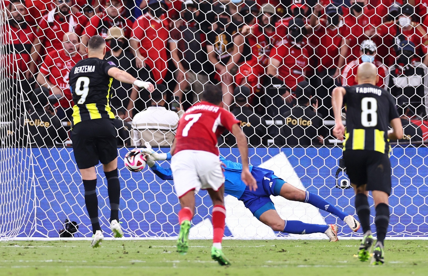 ބެންޒެމާ ފޮނުވާލި ޕެނަލްޓީ ދިފާއު ކުރަނީ.--