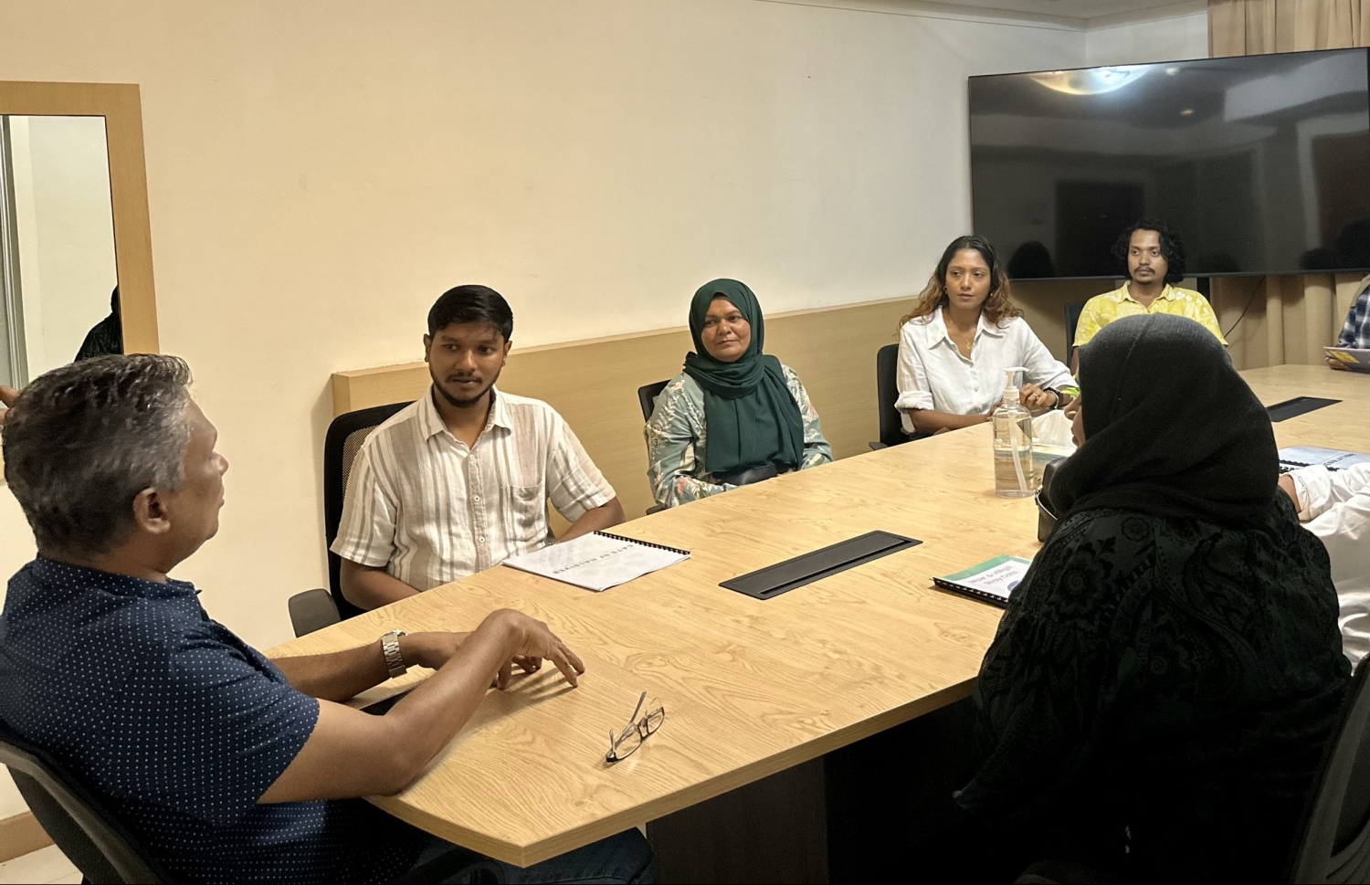 މާލެ މޭޔުރަށް ވާދަކުރައްވާ އެމްޑީޕީގެ ކެންޑިޑޭޓް އާދަމް އާޒިމް "ވެލްފެއާ ފޯ އައިލެންޑް ކެޓްސް"ގެ މެމްބަރުންނާ ބައްދަލުކުރައްވަނީ.-- ފޮޓޯ: އެމްޑީޕީ