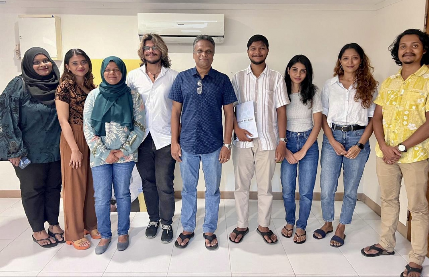 މާލެ މޭޔުރަށް ވާދަކުރައްވާ އެމްޑީޕީގެ ކެންޑިޑޭޓް އާދަމް އާޒިމް "ވެލްފެއާ ފޯ އައިލެންޑް ކެޓްސް"ގެ މެމްބަރުންނާ ބައްދަލުކުރެއްވުން.-- ފޮޓޯ: އެމްޑީޕީ