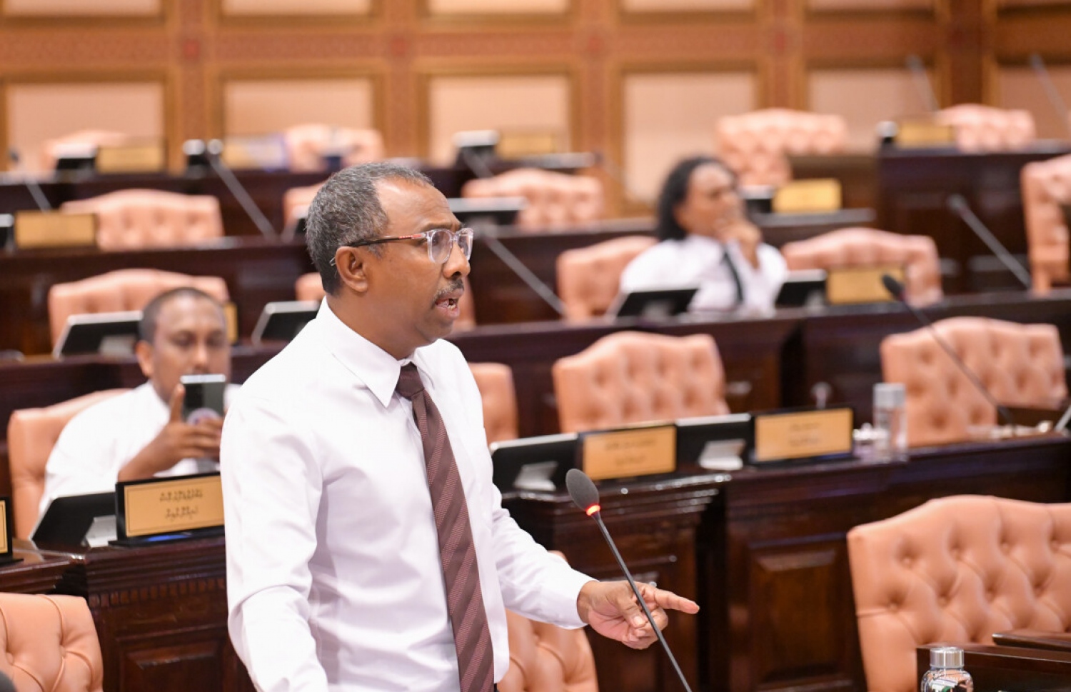 ރައްޔިތުންގެ މަޖިލީހުގެ މެދު ހެންވޭރު ދާއިރާގެ މެންބަރު އާޒިމް: މެންބަރުންގެ ޖުމްލަ އަދަދު ބަދަލުކުރާ އިސްލާހާ އެކު ހިޔާލު ތަފާތުވުން ވަނީ އުފެދިފައި - ފޮޓޯ: މަޖިލިސް