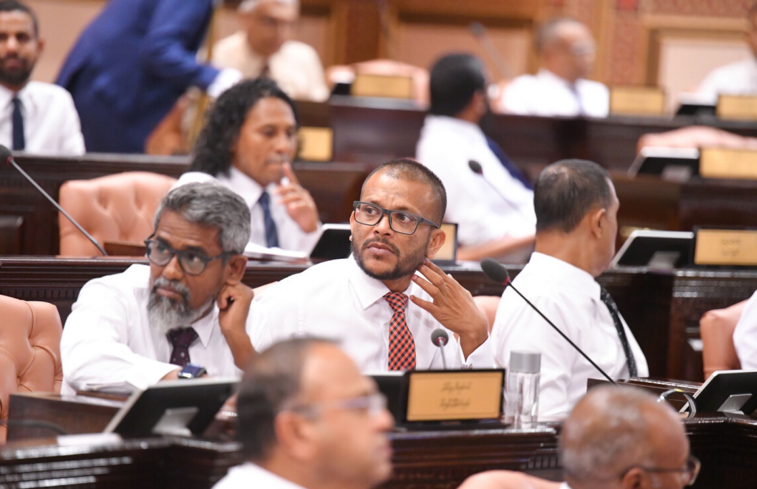 ރައްޔިތުންގެ މަޖިލީހުގެ ޖަލްސާއެއްގެ ތެރެއިން: މެންބަރުންގެ ޖުމްލަ އަދަދު ބަދަލުކުރާ އިސްލާހާ އެކު ހިޔާލު ތަފާތުވުން ވަނީ އުފެދިފައި - ފޮޓޯ: މަޖިލިސް