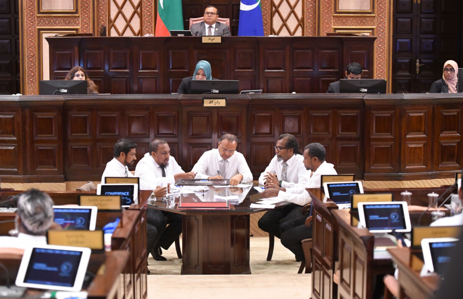 ރައްޔިތުންގެ މަޖިލީހުގެ ތަޅުމުގައި ނެގި ސިއްރު ވޯޓެއް ގުނުމުގެ މަސައްކަތް ކުރަނީ: މެންބަރުންގެ ޖުމްލަ އަދަދު ބަދަލުކުރާ އިސްލާހާ އެކު ހިޔާލު ތަފާތުވުން ވަނީ އުފެދިފައި - ފޮޓޯ: މަޖިލިސް