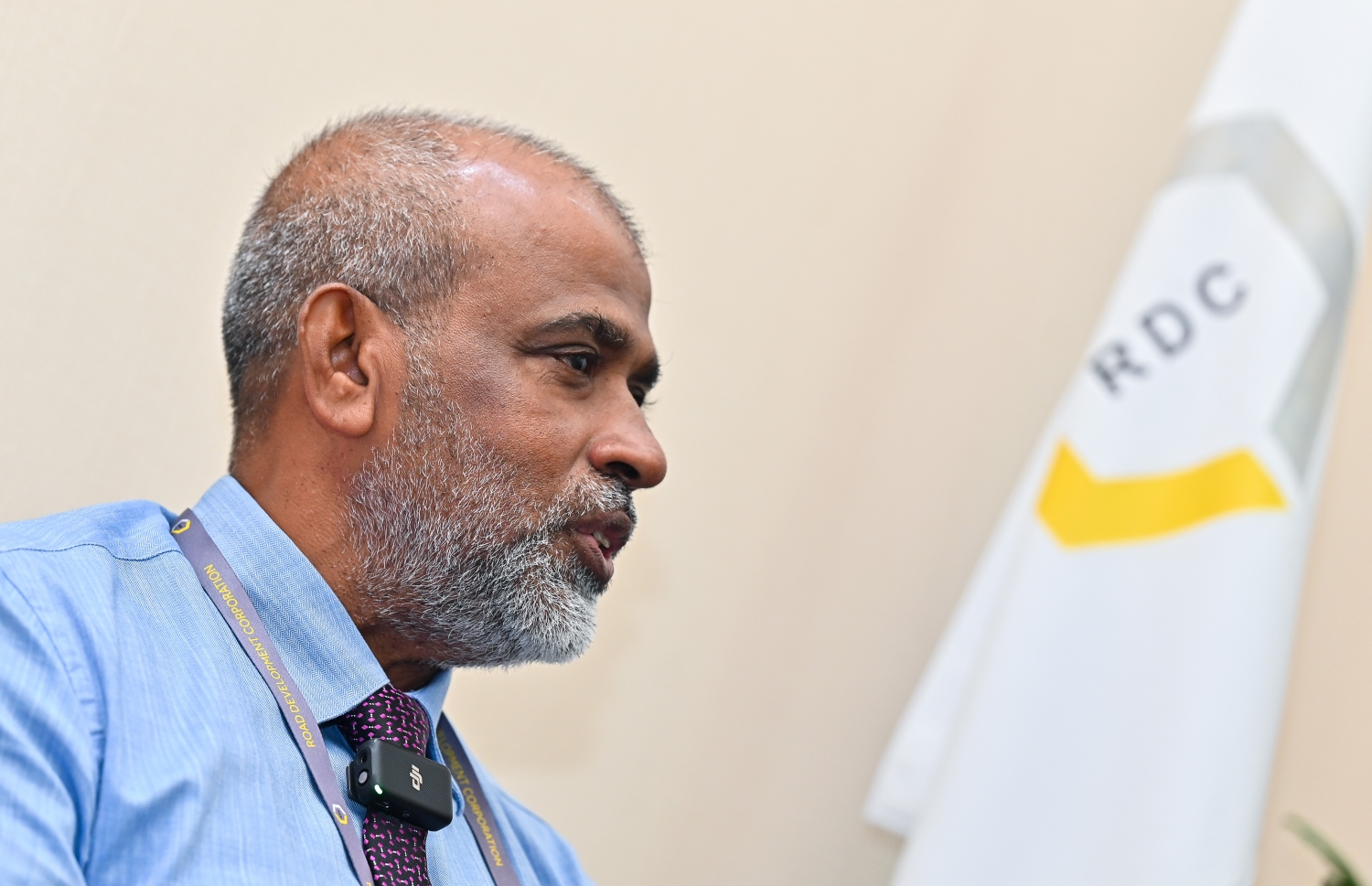 އާރްޑީސީގެ މެނޭޖިން ޑިރެކްޓަރު ޒުހައިރު "މިހާރު" އާ ވާހަކަ ދައްކަވަނީ. އޭނާ ވިދާޅުވީ، ކުންފުނީގެ ކޭޝް ފްލޯ ހަމަޖައްސަން އާމްދަނީ ހޯދަން އިތުރު ގޮތްތައް ބޭނުންވާ ކަމަށް -- ފޮޓޯ: ފަޔާޒް މޫސާ / މިހާރު