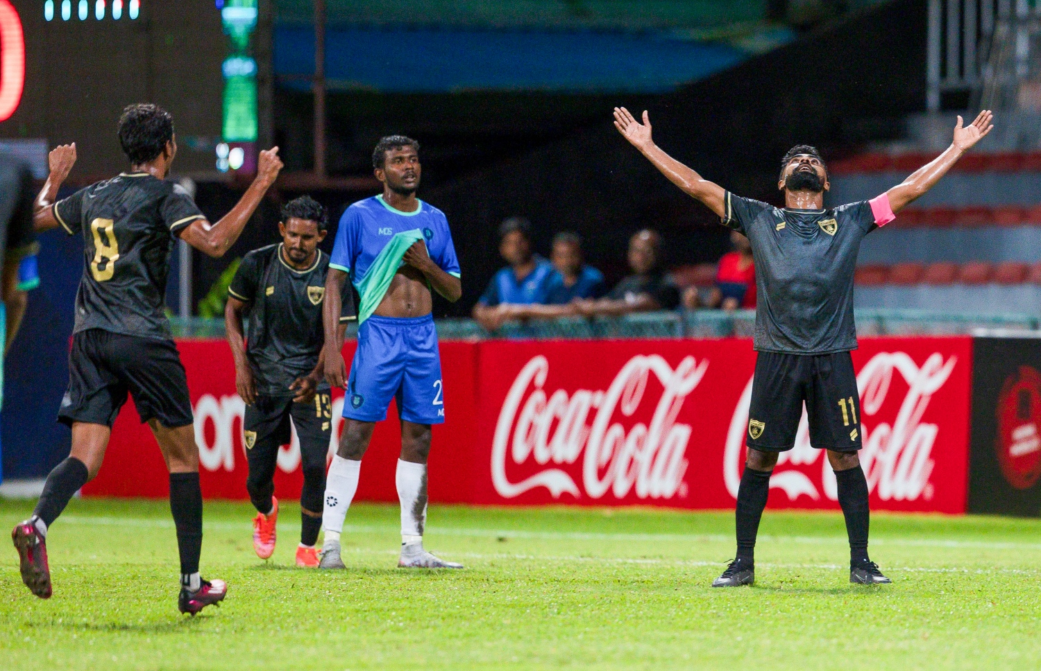 ދިވެހި ޕްރިމިއާ ލީގުގައި 100 ގޯލު ހަމަކުރުމަށް ފަހު ރިޒޭ އުފާފާލު ކުރަނީ.-- ފޮޓޯ: މިހާރު