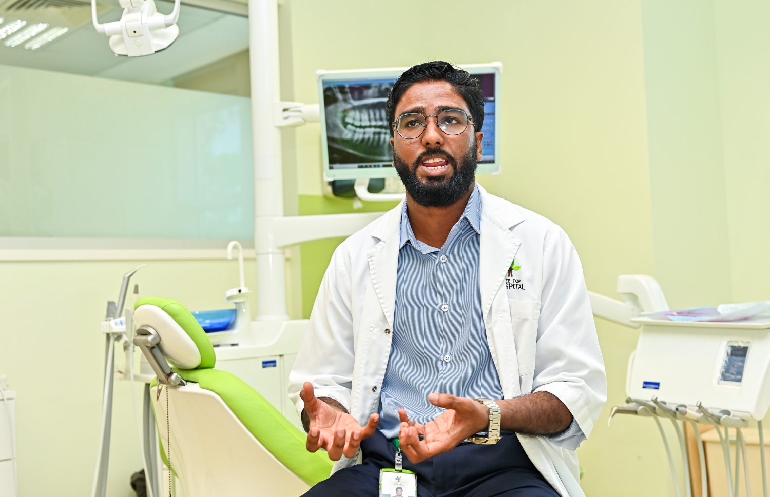 ޑެންޓިސްޓް ޑރ. އިލްހާމް: ދަތްފަނިކެއުމުން ސަލާމަތްވާން އެންމެ މުހިންމު އެއް ކަމަކީ އަނގައިގެ އެތެރެ ރަނގަޅަށް ސާފުކޮށްފައި ބެހެއްޓުން ކަމަށް ވިދާޅުވި. -- ފޮޓޯ: ފަޔާޒް މޫސާ | މިހާރު