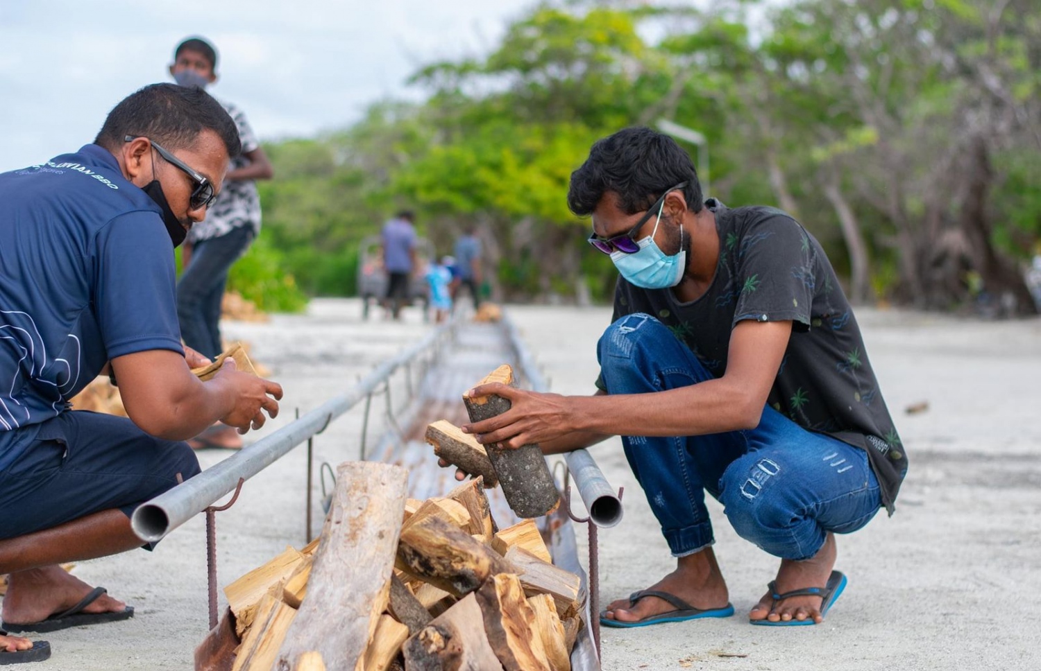 މީގެ ކުރިން އުލިގަމުގައި ބޭއްވި ބާބެކިއުއެއްގައި މަސް ފިހުމަށް ބޭނުންކުރާ އަށީގައި ދަރު އަތުރަނީ.-- ފޮޓޯ: އުލިމަގު މަސްފިހުން./ ފޭސްބުކް