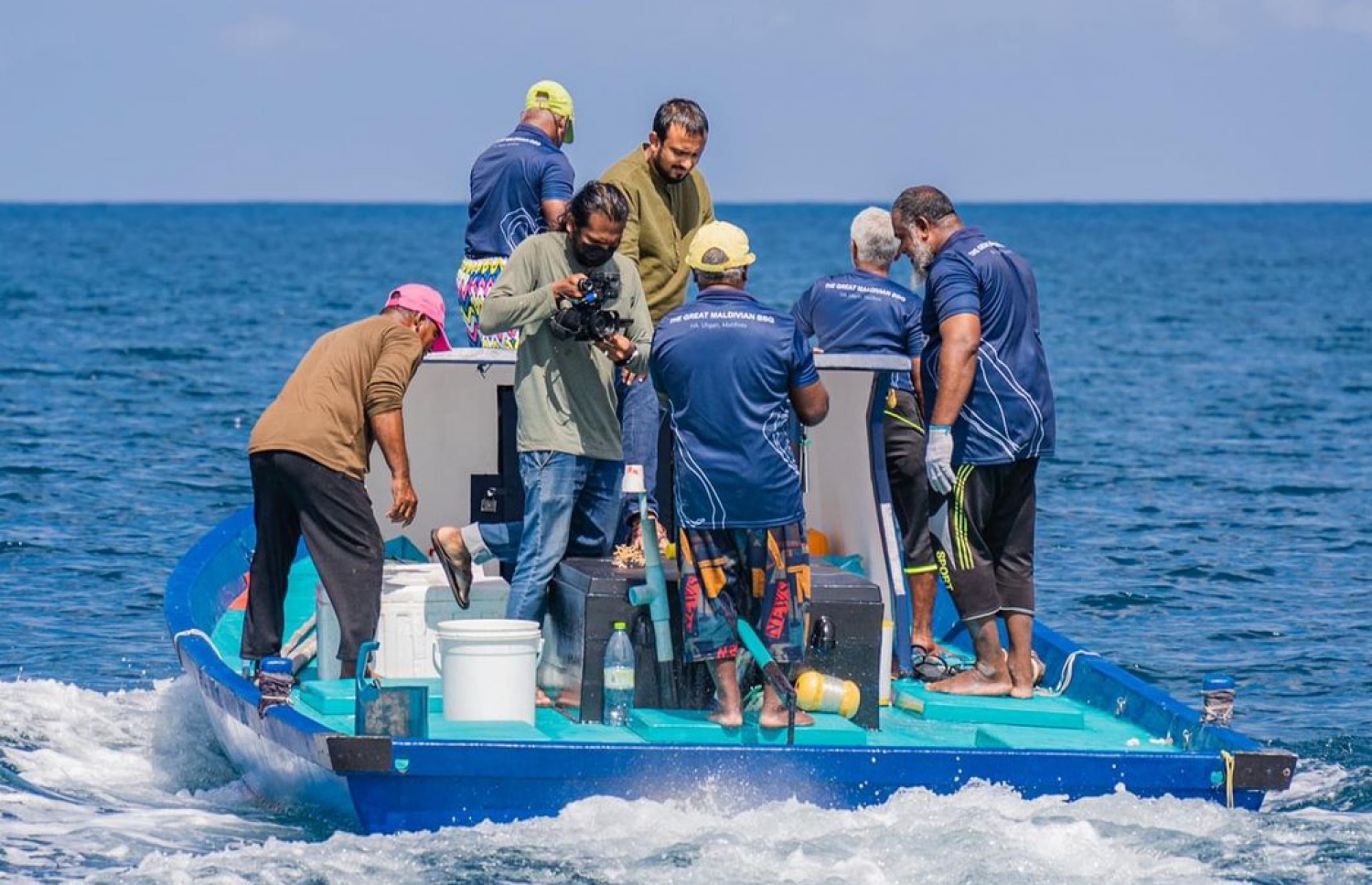 ބާބެކިއު ހަދަން މަސް ބާނަން ދޯންޏެއް ފުރައިގެން ދަނީ.