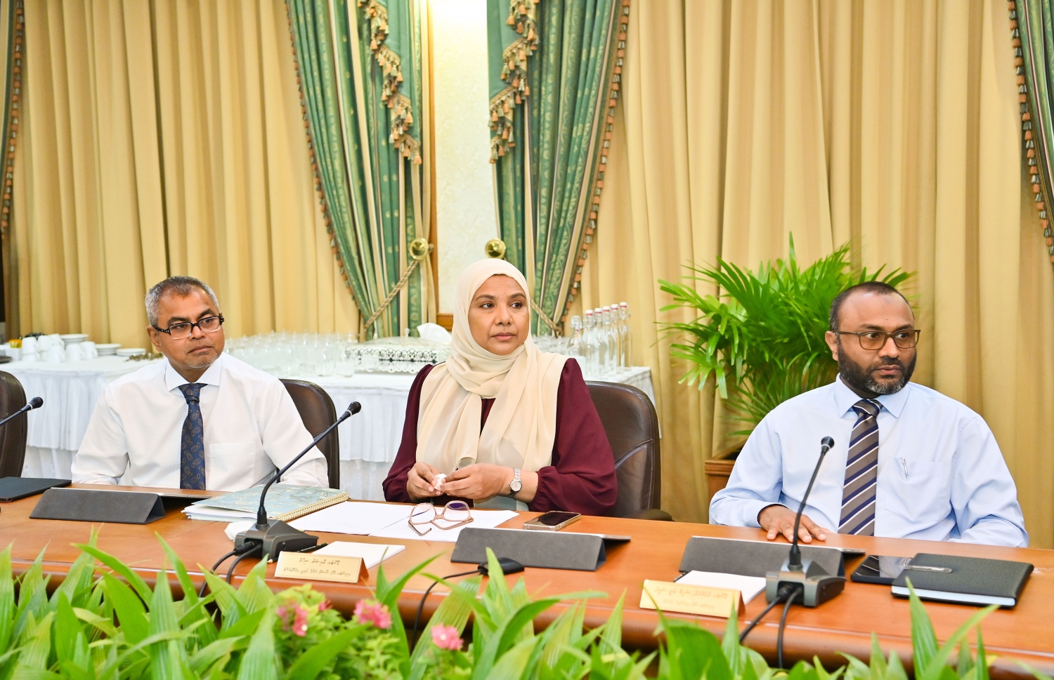 ކެބިނެޓްގެ ބައްދަލުވުމުގައި ސޯޝަލް އެންޑް ފެމިލީ ޑިވެލޮޕްމަންޓް މިނިސްޓަރު ޑރ. އާއިޝަތު ޝިހާމް (މ) އެހެން ބައެއް ވަޒީރުންނާ އެކު ބައިވެރިވެވަޑައިގަންނަވަނީ.