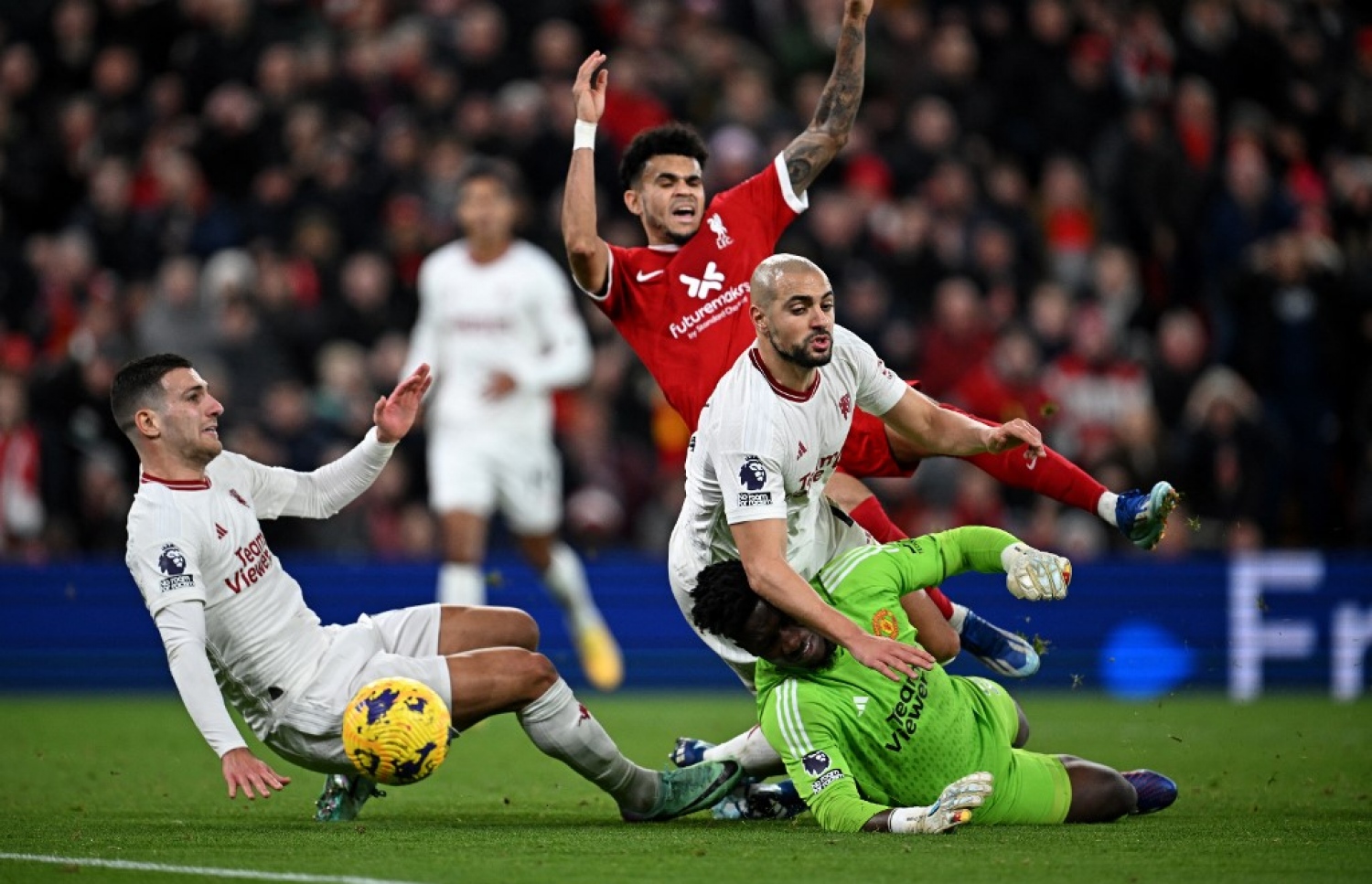 ޔުނައިޓެޑާއި ލިވަޕޫލް ބައްދަލުކުރި މެޗުގެ ތެރެއިން.-- ފޮޓޯ: އޭއެފްޕީ