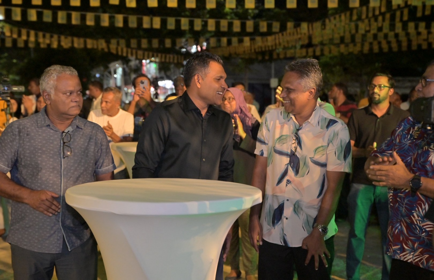 ހުޅުމާލޭގައި ރޭ ބޭއްވި އާޒިމްގެ ކެމްޕޭނު ހަރަކާތުގައި ކުރީގެ ނައިބު ރައީސް ފައިސަލް ނަސީމް ބައިވެރިވެވަޑައިގަންނަވަނީ. --ފޮޓޯ: އެމްޑީޕީ