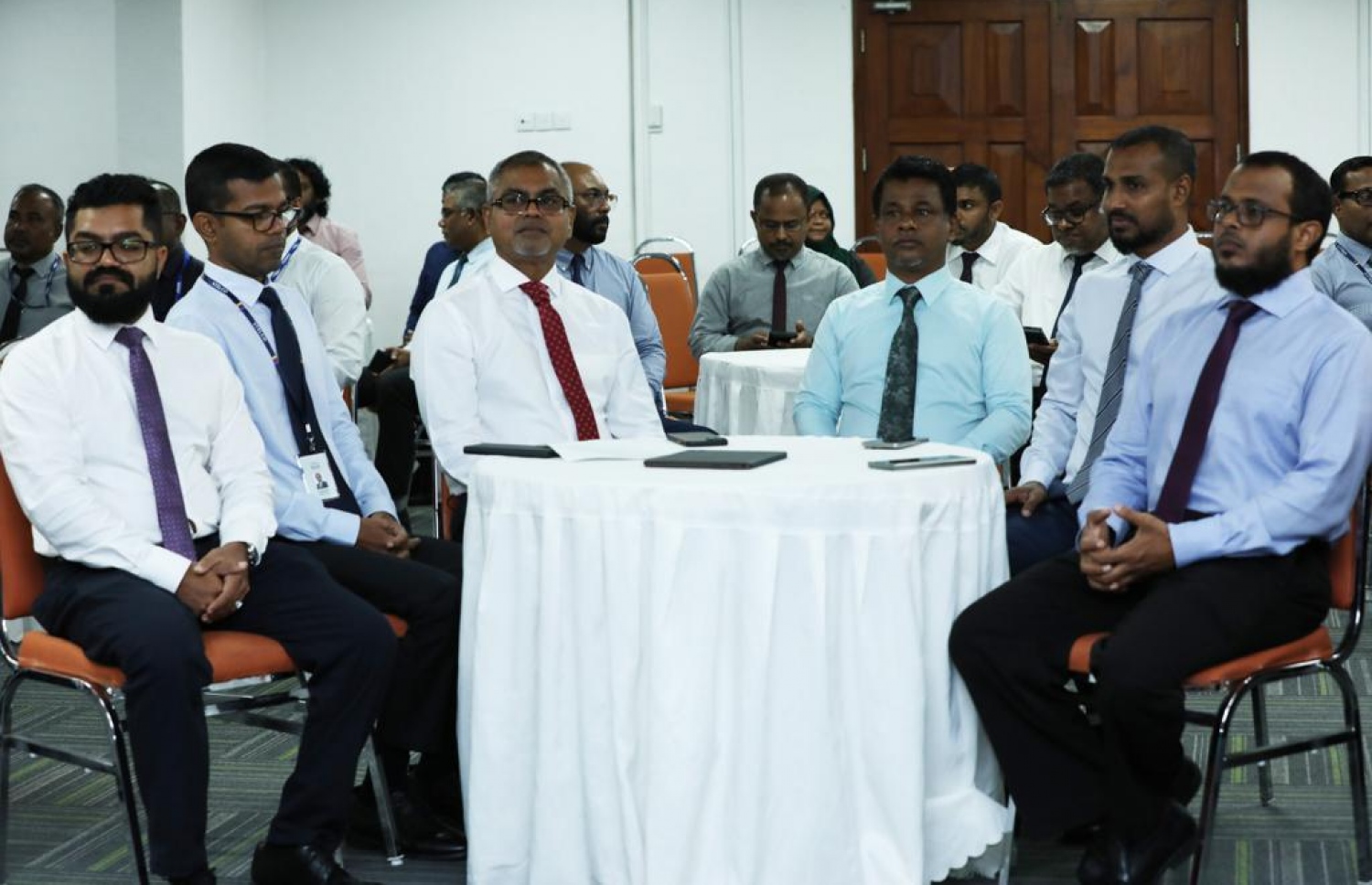 ރާއްޖޭގެ 19 ރަށެއްގެ ކަރަންޓު ވިއުގަ އަޕްގްރޭޑްކޮށް ޒަމާނީ ފެންވަރަށް ތަރައްގީކުރުމުގެ އެއްބަސްވުންތަކުގައި ސޮއިކުރުން.-- ފޮޓޯ: އެންވަޔަރަމެންޓް މިނިސްޓްރީ