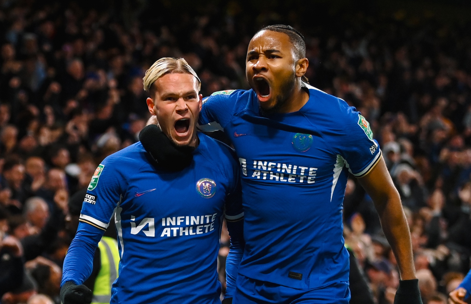 މުޑްރިކް (ވ) ގޯލު ޖަހައި ޗެލްސީ އަށް އެއްވަރު ކޮށްދިން ގޯލަށް ފަހު އެންކޫންކޫ (ކ) އާއެކު އުފާފާޅު ކުރަނީ.-- ފޮޓޯ: ޗެލްސީ