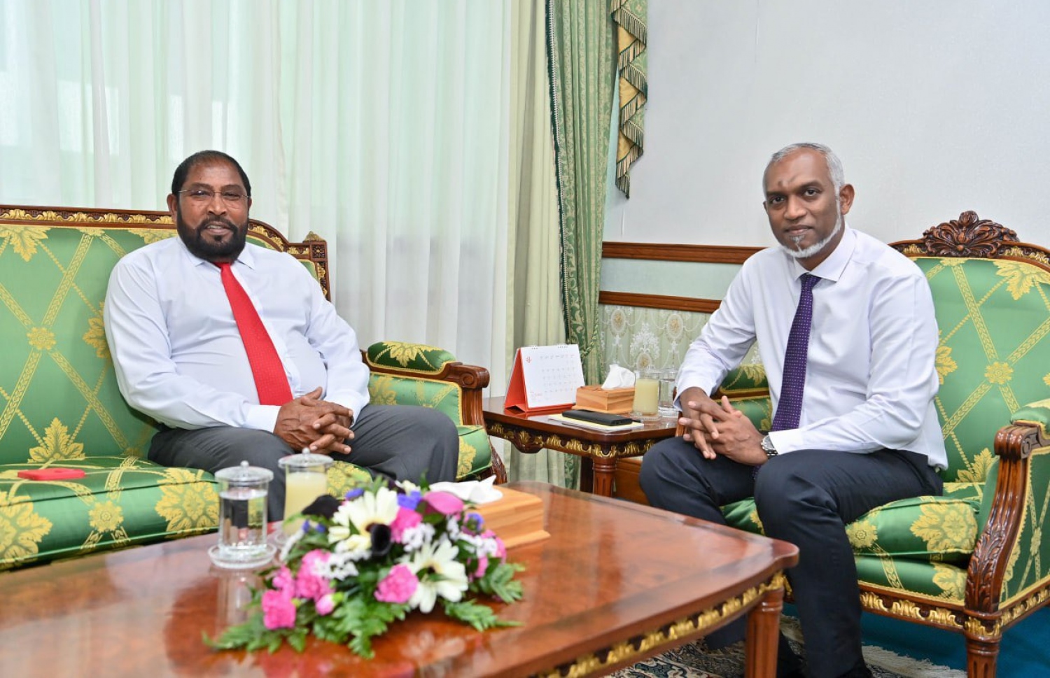 ޖޭޕީގެ ލީޑަރު ގާސިމް އިބްރާހިމް މިއަދު ރައީސް ޑރ. މުހައްމަދު މުއިއްޒާ ރައީސް އޮފީހުގައި ބައްދަލުކުރައްވަނީ. --ފޮޓޯ: ރައީސް އޮފީސް