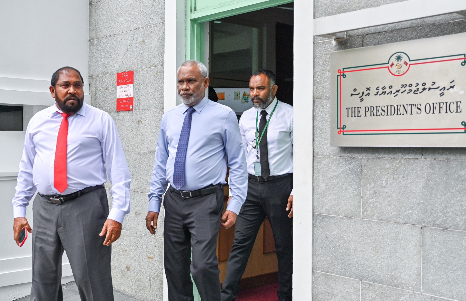 ރައީސް ޑރ. މުހައްމަދު މުއިއްޒާ ބައްދަލުކުރެއްވުމަށްފަހު ޖޭޕީ ލީޑަރު ގާސިމް އިބްރާހިމް ރައީސް އޮފީހުން ނުކުމެވަޑައިގަންނަވަނީ.---ފޮޓޯ: ފަޔާޒް މޫސާ | މިހާރު