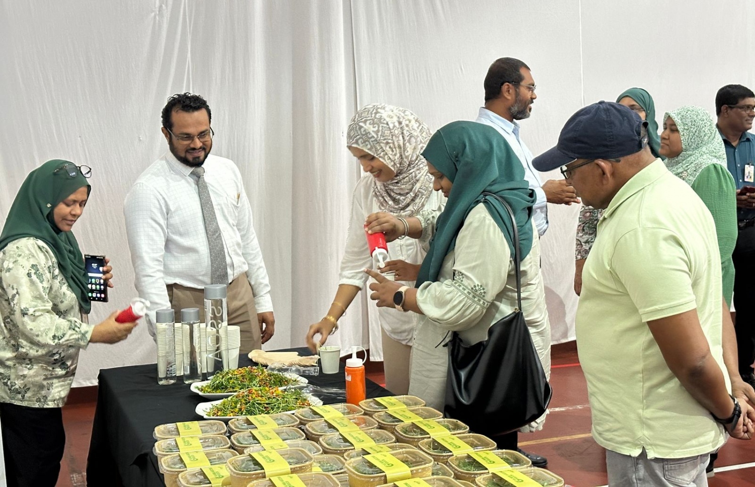 ސްކޫލު ޓީޗަރުން، ދަރިވަރުން ހެއްދި ތަކެތި ބޭނުންކޮށްގެން ހަދާފައިވާ ސެލެޑެއްގެ ރަހަ ބަލަނީ.-- ފޮޓޯ: ޣިޔާސުއްދީން