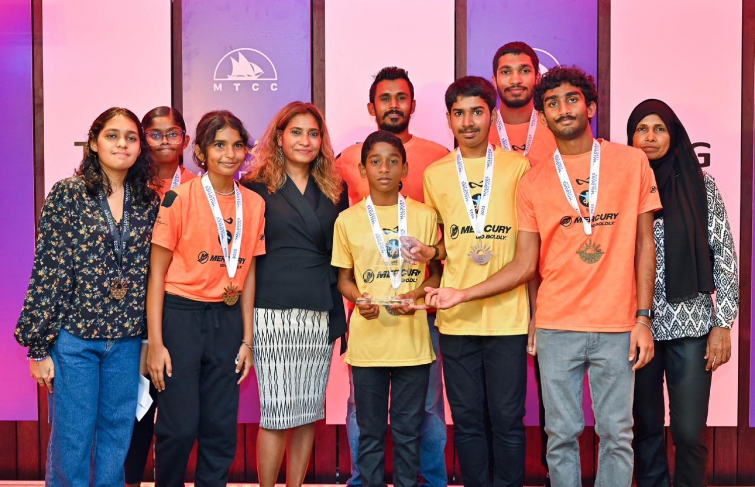 ޓީއެފްޖީ "މޯލްޑިވްސް ލޯންގް ރަން"ގެ ކުޑަކުދިންގެ ކެޓަގަރީގެ ވަނަތައް ހޯދި ބައިވެރިން. -- ފޮޓޯ: ފަޔާޒް މޫސާ 
 މިހާރު