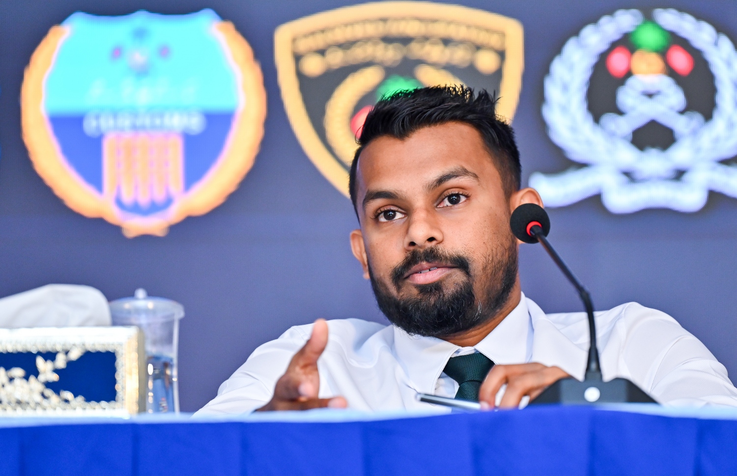 ހޯމް މިނިސްޓްރީ އާއި އެ މިނިސްޓްރީގެ ދަށުން ހިންގާ ތަންތަނުގެ އެންމެ އިސްވެރިން ބޭއްވި ނޫސްވެރިންގެ ބައްދަލުވުމުގައި އިމިގްރޭޝަން ކޮންޓްރޯލާ ޝަމްއާން ވާހަކަ ދައްކަވަނީ.--- ފޮޓޯ: ފަޔާޒު މޫސާ / މިހާރު