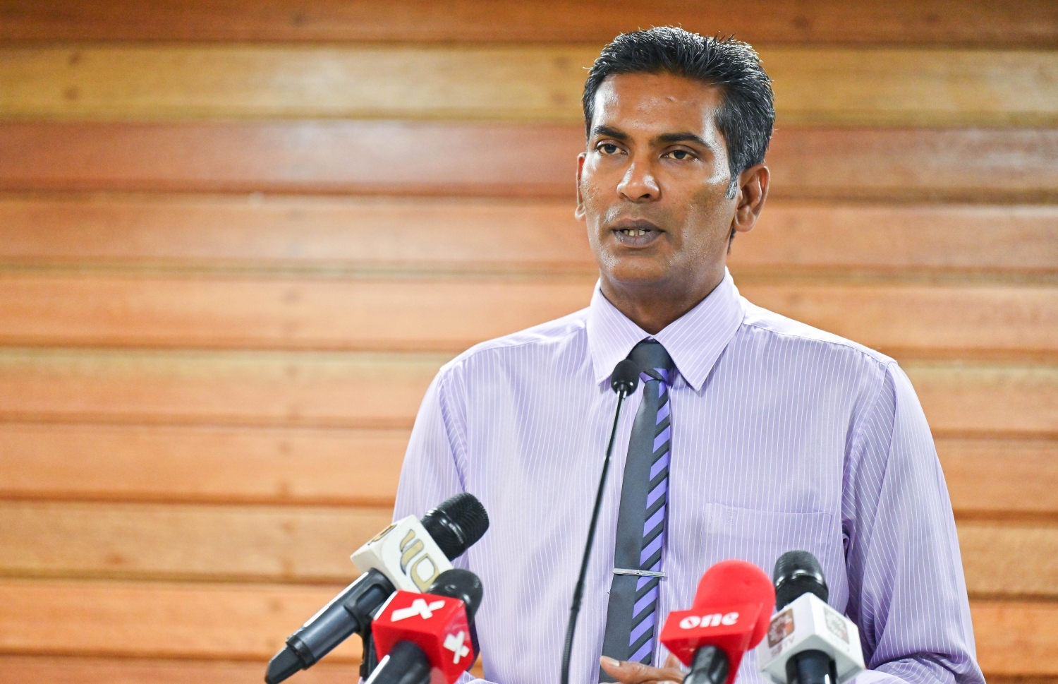 އާބަންކޯގެ މެނޭޖިން ޑިރެކްޓަރު ފަޒުލް އިއްޔެ ނޫސްވެރިންނާ ވާހަކަ ދައްކަވަނީ.---ފޮޓޯ: ފަޔާޒު މޫސާ| މިހާރު