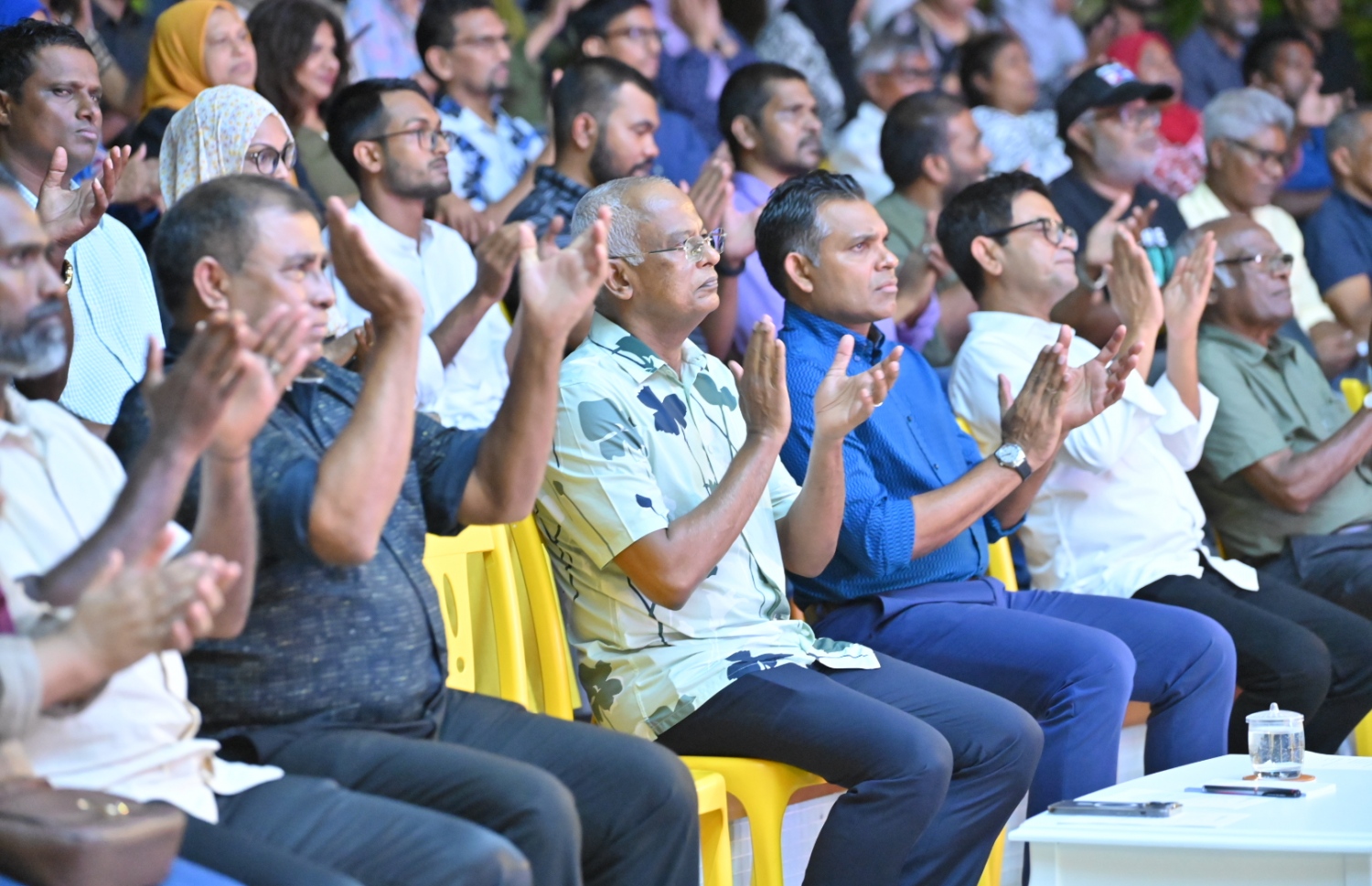 އާޒިމްގެ މެނިފެސްޓޯ އިއުލާން ކުރުމަށް މިރޭ ބޭއްވި ޖަލްސާގައި ކުރީގެ ރައީސް އިބްރާހިމް މުހައްމަދު ސޯލިހާއި ކުރީގެ ނައިބް ރައީސް ފައިސަލް ނަސީމް ބައިވެރިވެވަޑައިގަންނަވަނީ.-- ފޮޓޯ: އެމްޑީޕީ