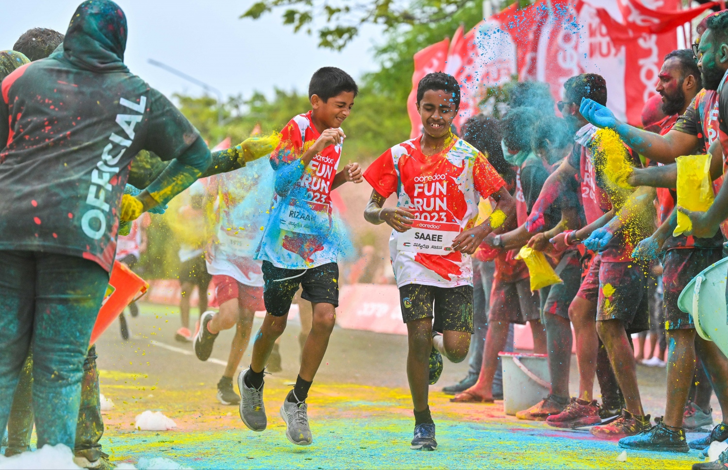 އުރީދޫގެ "ފަން ރަން"ގެ ބައިވެރިވި ދެ ކުއްޖަކު ރޭސް ނިންމާއިރު އެ ކުދިން ގަޔަށް ކުލަ ޖަހަނީ. -- ފޮޓޯ: ފަޔާޒު މޫސާ | މިހާރު