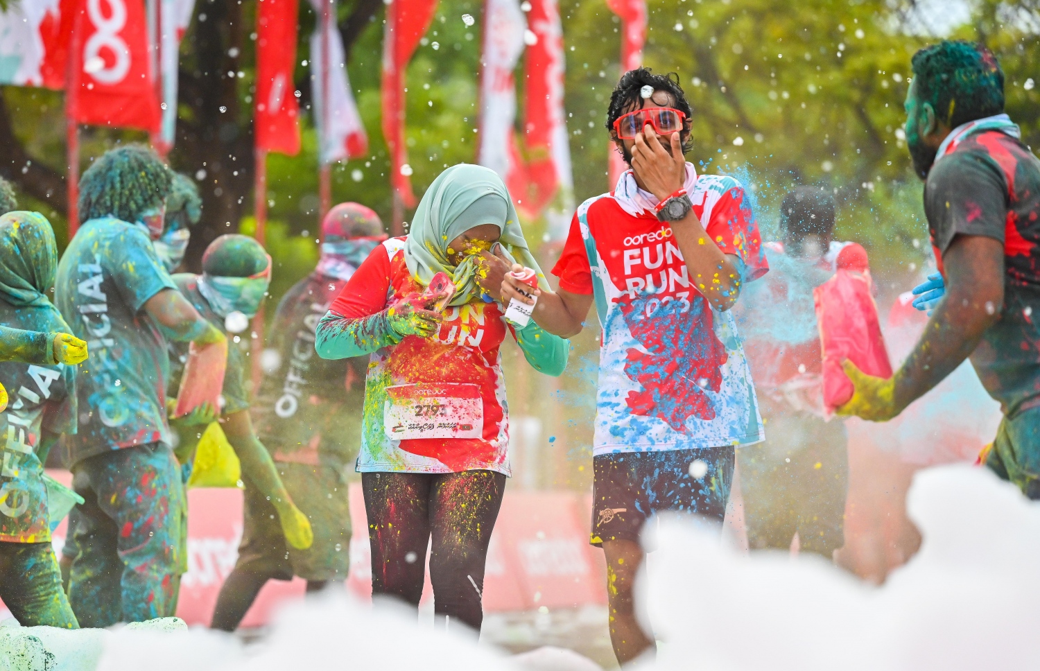 އުރީދޫން މި އަހަރު ބޭއްވި ފޯރިގަދަ ފަން ރަންގެ ބައިވެރިން ކުލަ ޕޮއިންޓަކުން ގަޔަށް ކުލަޖަހަނީ: އާންމުންގެ ބޮޑު ތަރުހީބެއް ލިބުނު މި އަހަރުގެ މި ހަރަކާތުގައި 5،000 ވުރެ ގިނަ މީހުން ބައިވެރިވި -- ފޮޓޯ: ފަޔާޒު މޫސާ | މިހާރު