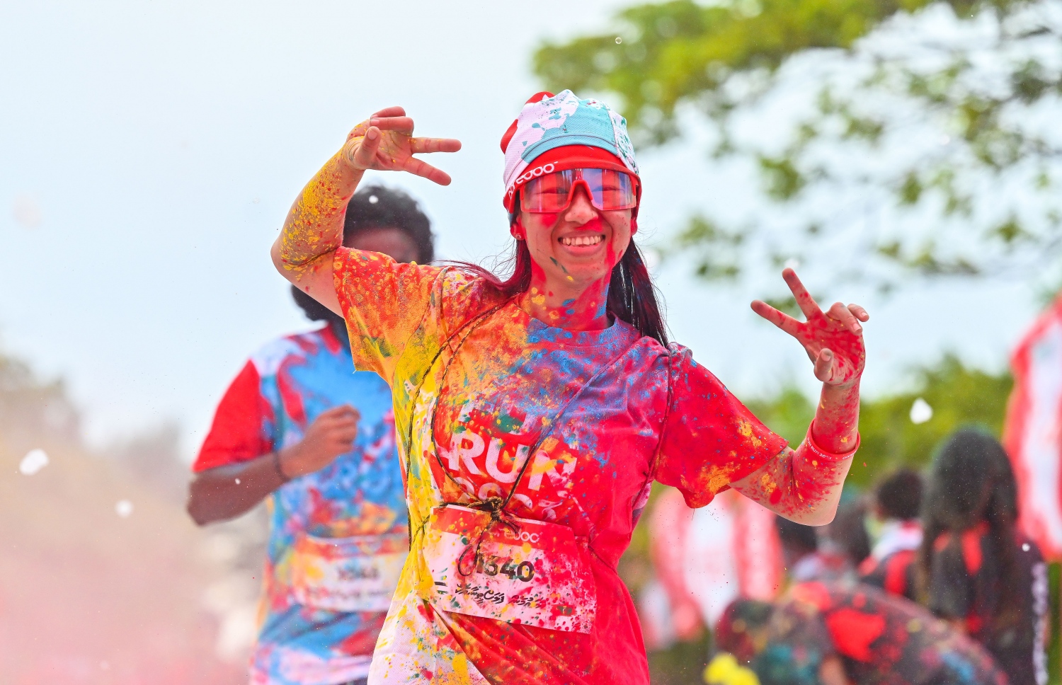 އުރީދޫން މި އަހަރު ބޭއްވި "ފަން ރަން"ގެ ބައިވެރިން ކުލަތަކުގެ ތެރޭގައި ކާމިޔާބީގެ ނިޝާން ދައްކާލަނީ: އަންނަ އަހަރު މާލޭގެ އިތުރުން ލާމު އަތޮޅުގައި މި ރަން ބާވާނެ -- ފޮޓޯ: ފަޔާޒު މޫސާ | މިހާރު