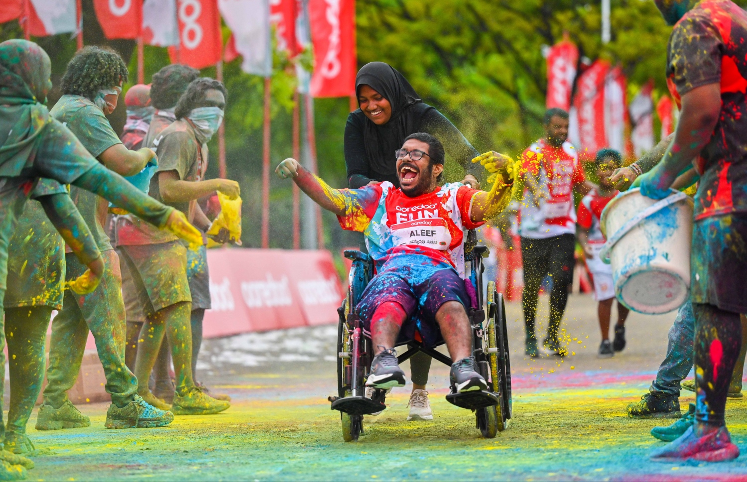 އުރީދޫގެ "ފަން ރަން" ގައި ބައިވެރިވިވި ހާއްސަ އެހީއަށް ބޭނުންވާ މީހަކު ރޭސް ނިންމާއިރު އޭނާގެ ގަޔަށް ކުލަ ޖަހައި އުފާ ފާޅުކުރަނީ. -- ފޮޓޯ: ފަޔާޒު މޫސާ | މިހާރު