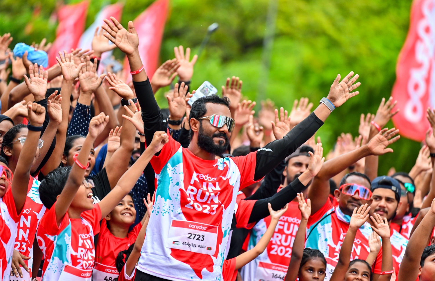 ފަން ރަންގެ ބައިވެރިން ރޭސް ފެށުމުގެ ކުރިން ވޯމްއަޕްކުރަނީ: މި ރަންގައި މި އަހަރު ވެސް 5،000 އަށް ވުރެ ގިނަ މީހުން ބައިވެރިވި -- ފޮޓޯ: ފަޔާޒު މޫސާ | މިހާރު