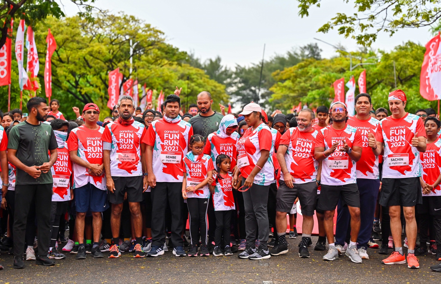 ފަން ރަން ފެށުމަށް ނައިބް ރައީސް ހުސެއިން މުހައްމަދު ލަތީފާއި އުރީދޫގެ އިސްވެރިން ތައްޔާރުވެގެން -- ފޮޓޯ: ފަޔާޒު މޫސާ | މިހާރު