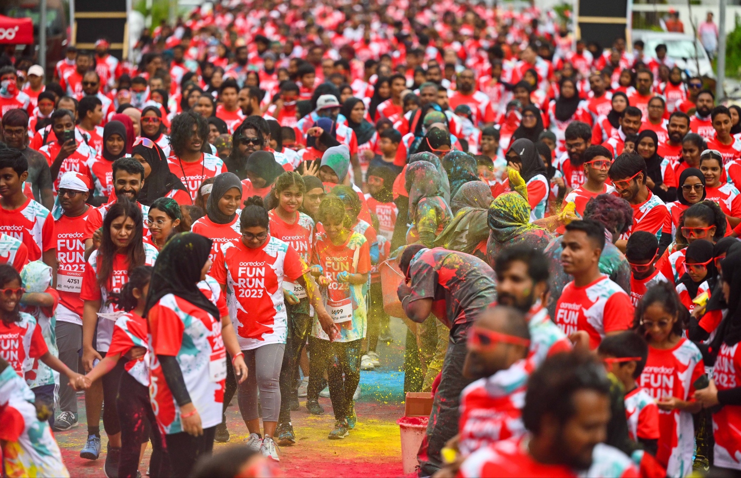 އުރީދޫން "ފަން ރަން"ގެ ބައިވެރިން ކުލަ ޕޮއިންޓަކުން ގަޔަށް ކުލަޖަހަނީ -- ފޮޓޯ: ފަޔާޒު މޫސާ | މިހާރު