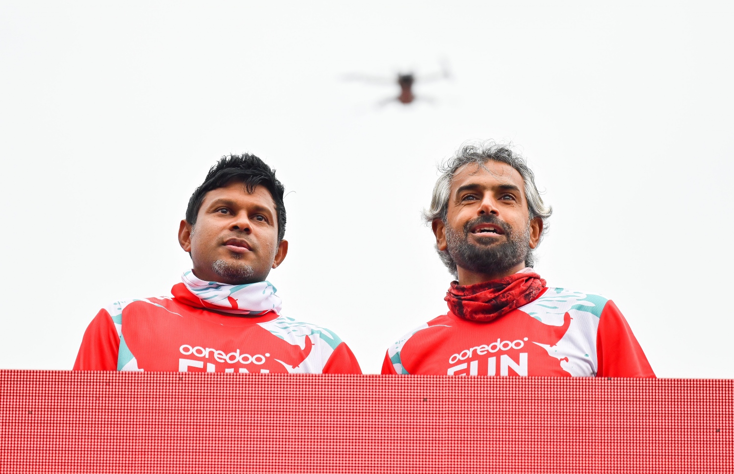 ނައިބް ރައީސް ހުސެއިން މުހައްމަދު ލަތީފް (ވ) އާއި އުރީދޫގެ ސީއީއޯ އަލް ހަމަދީ ފަން ރަން ފެށުމުގެ ކުރިން ވާހަކަ ދައްކާލަނީ. -- ފޮޓޯ: ފަޔާޒު މޫސާ | މިހާރު