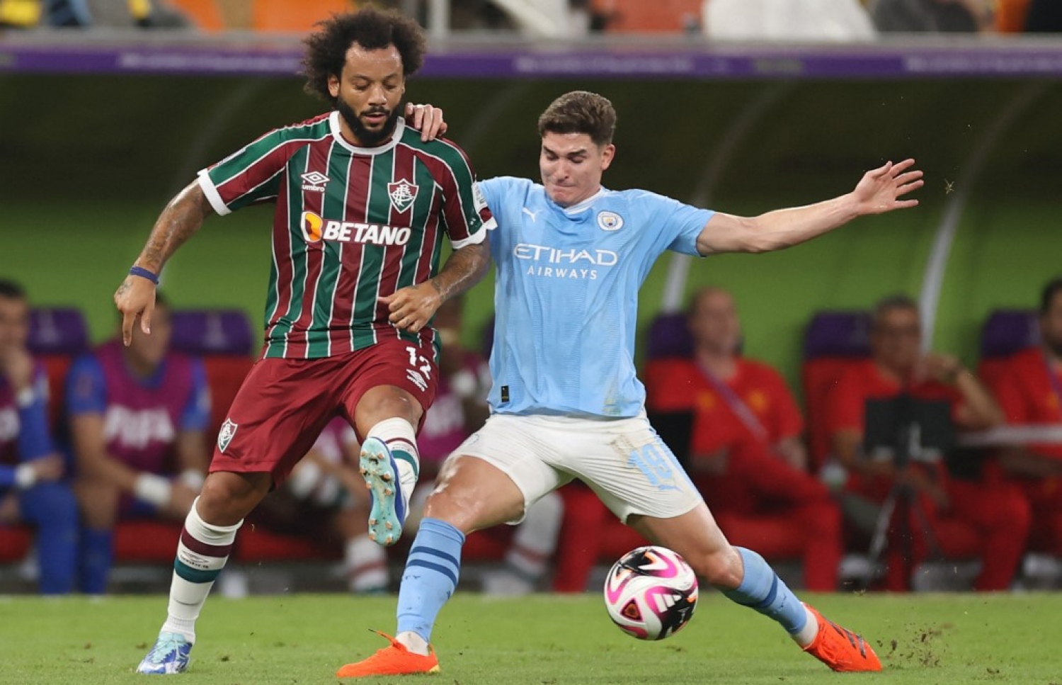 ސިޓީގެ އަލްވަރޭޒް، ފްލުމިނެންސޭގެ މާސެލޯ އަތުން ބޯޅަ ހޯދަން މަސައްކަތް ކުރަނީ.-- ފޮޓޯ: އޭއެފްޕީ