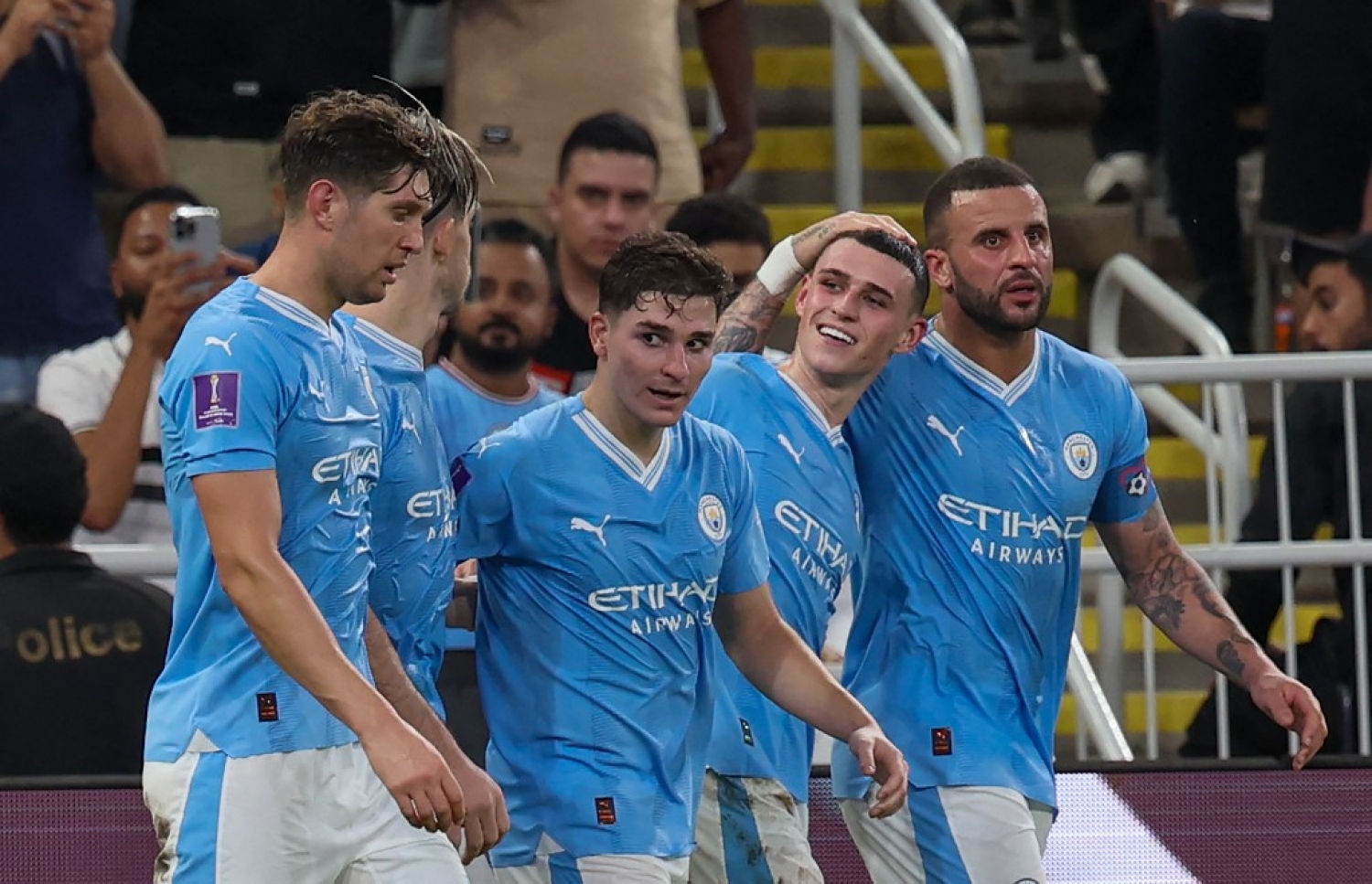 ފައިނަލުގައި ސިޓީން ގޯލެއް ޖެހުމަށް ފަހު ބައެއް ކުޅުންތެރިން އުފާފާޅު ކުރަނީ.-- ފޮޓޯ: އޭއެފްޕީ