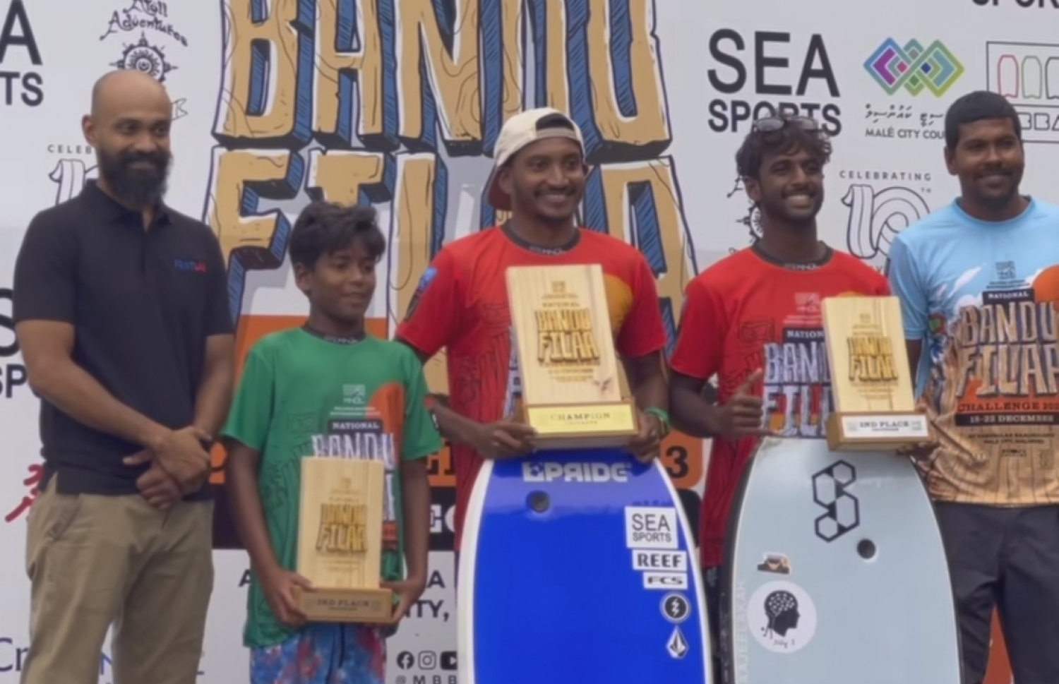 ޑޮރޮޕްނީ ބައިގެ ރަނަރަޕް އާމިން އާއި ޗެމްޕިއަން ކުޑައައްޔަ އަދި ތިންވަނައަށް ދިޔަ ޔަސީން.--