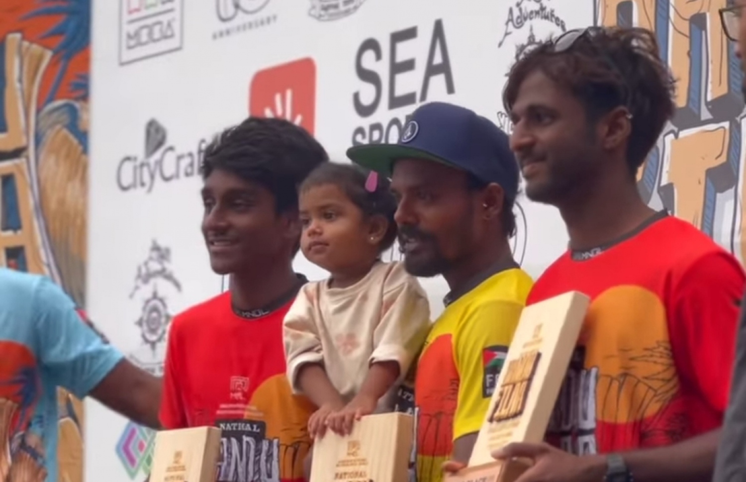 މޮންސް އޯޕަންގެ ތިންވަނަ އާމިން (ކ) އާއި ޗެމްޕިއަން ޖާއްޓެ އަދި ދެވަނައަށް ދިޔަ އަޒާން (ވ).--