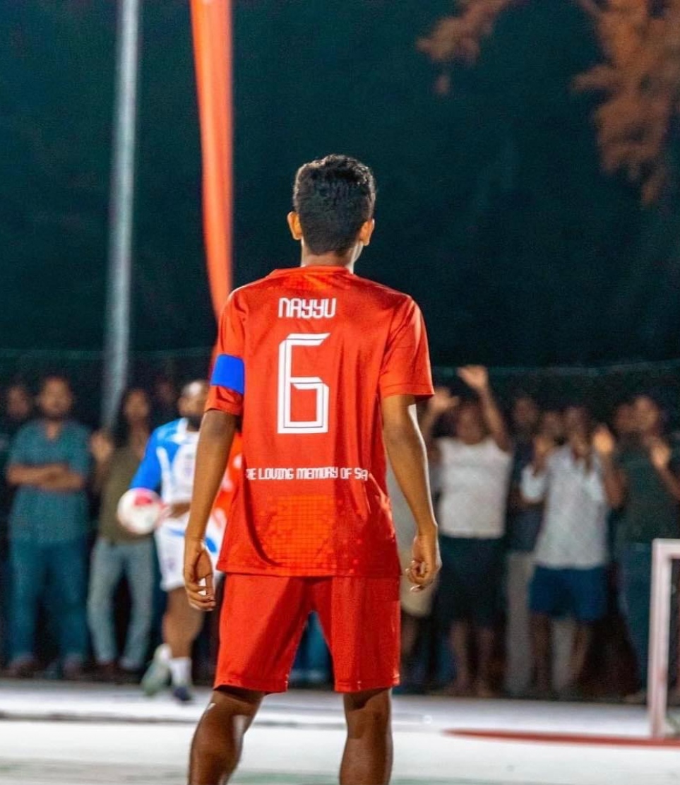 ނައީޝް ފުޓުބޯޅަ މެޗެއްގައި ކެޕްޓަން ބޭންޑް އަޅައިގެން: އޭނާ އަކީ ފުޓުބޯޅައިގައި ވިދުން ގަދަ ތަރިއެއް