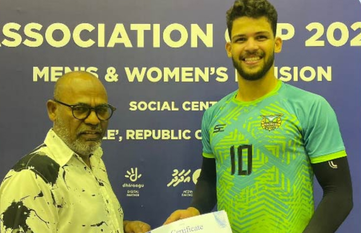 ސެމީގެ ފުރަތަމަ މެޗުގެ މޮޅު ކުޅުންތެރިއަކަށް ހޮވުނު ޑިއޭގޯ މެތިއުސް، ހަނދާނީ ލިޔުމާ ހަވާލުވަނީ.-- ފޮޓޯ: ވީއޭއެމް