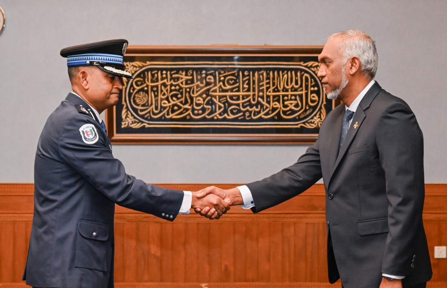 ޕޮލިސް ކޮމިޝަނަރުގެ މަގާމުގެ ލިޔުން އަލީ ޝުޖާއުއާ ހަވާލުކުރުމަށް މިއަދު ބޭއްވި ރަސްމިއްޔާތުގައި އޭނާއާ ރައީސް ޑރ. މުއިއްޒު ސަލާމް ކުރައްވަނީ.---ފޮޓޯ: ރައީސް އޮފީސް