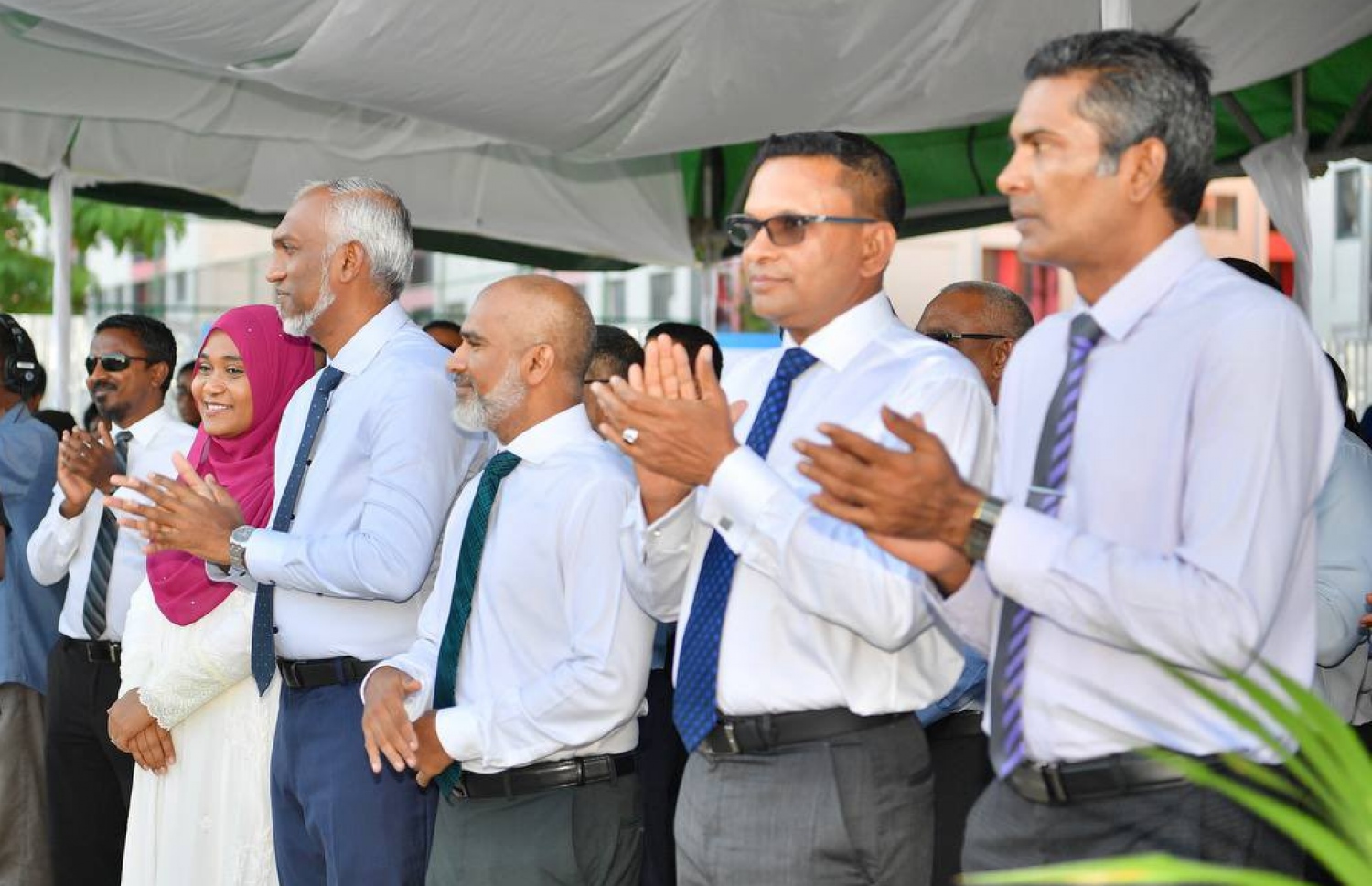 މިއަދު ހުޅުމާލެ ދެވަނަ ފިޔަވަހީގައި ބޭއްވި ރަސްމިއްޔާތުގައި ރައީސް، ޑރ. މުހައްމަދު މުއިއްޒު އާއި އަނބިކަނބަލުން ސާޖިދާ އަދި އެޑިޔުކޭޝަން މިނިސްޓަރު ބައިވެރިވަނީ.-- ފޮޓޯ: ރައީސް އޮފީސް