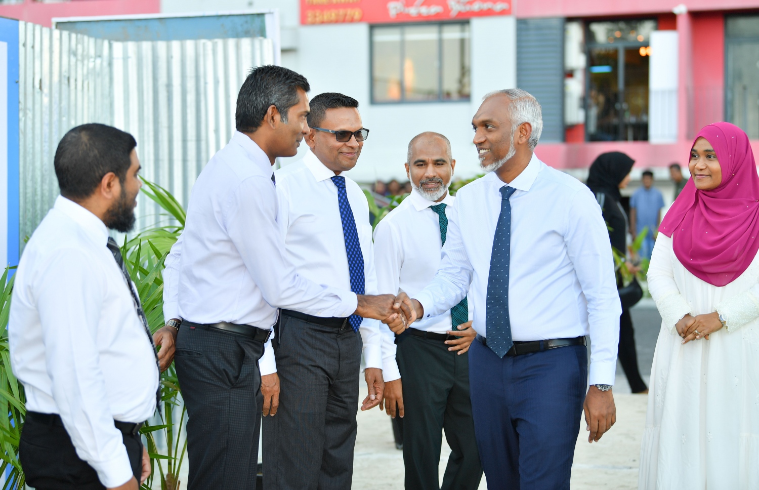 ހުޅުމާލޭ ދެވަނަ ފިޔަވަހީގައި އިމާރާތްކުރާ ދެވަނަ ސްކޫލްގެ ބިންގާ އެޅުމަށް ބޭއްވި ރަސްމިއްޔާތަށް ރައީސް ޑރ. މުހައްމަދު މުއިއްޒު ވަޑައިގެން އާބަންކޯގެ މެނެޖިން ޑިރެކްޓަރު ފަޒުލް ރަޝީދާ ސަލާންކުރައްވަނީ -- ފޮޓޯ: ރައީސް އޮފީސް