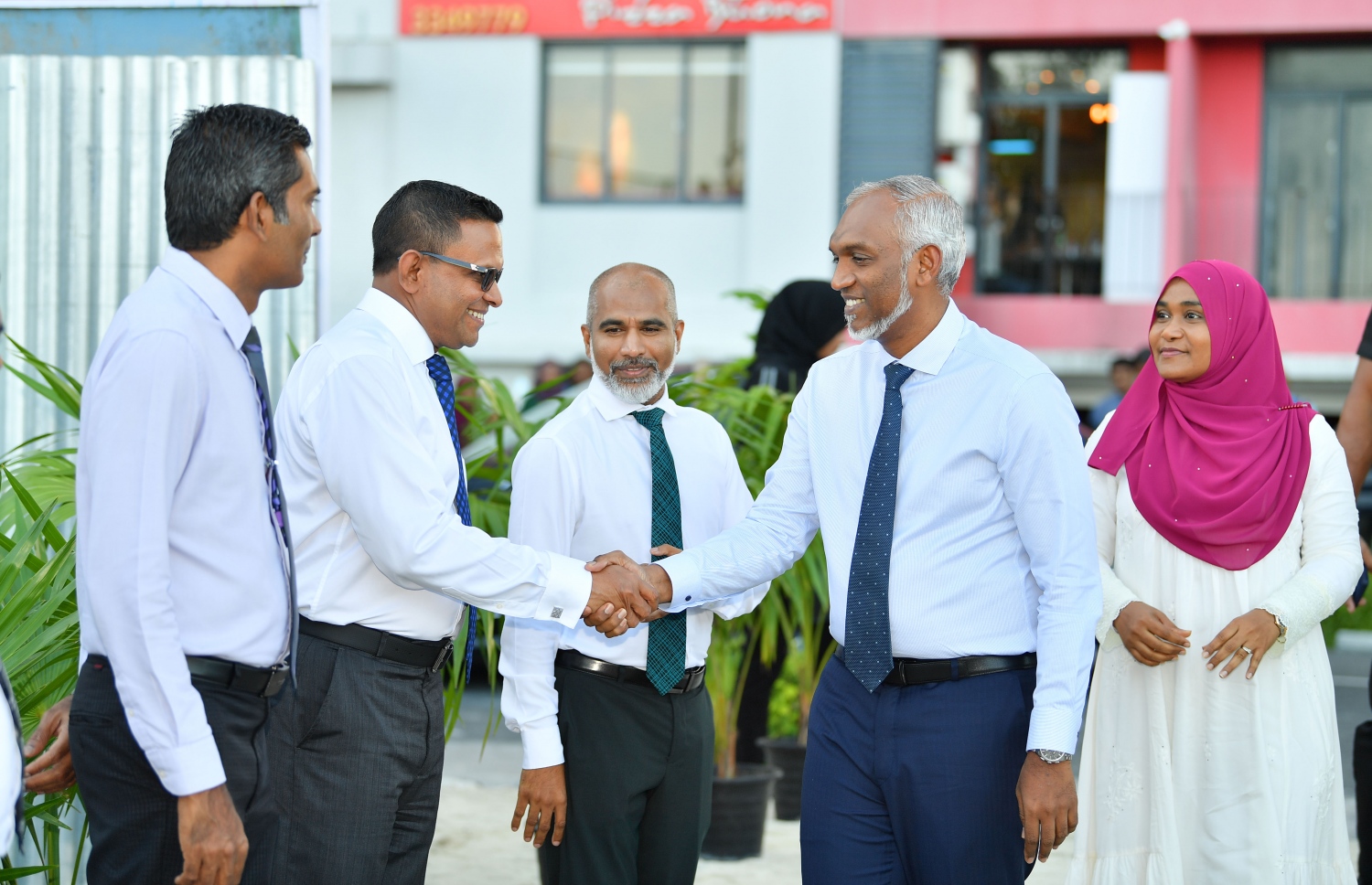 ހުޅުމާލޭ ދެވަނަ ފިޔަވަހީގައި އިމާރަތްކުރާ ދެވަނަ ސްކޫލްގެ ބިންގާ އެޅުމަށް ބޭއްވި ރަސްމިއްޔާތަށް ރައީސް ޑރ މުހައްމަދު މުއިއްޒު ވަޑައިގެން، ރަސްމިއްޔާތަށް ވަޑައިގެންނެވި ބޭފުޅުންނާ ސަލާމް ކުރައްވަނީ -- ފޮޓޯ: ރައީސް އޮފީސް