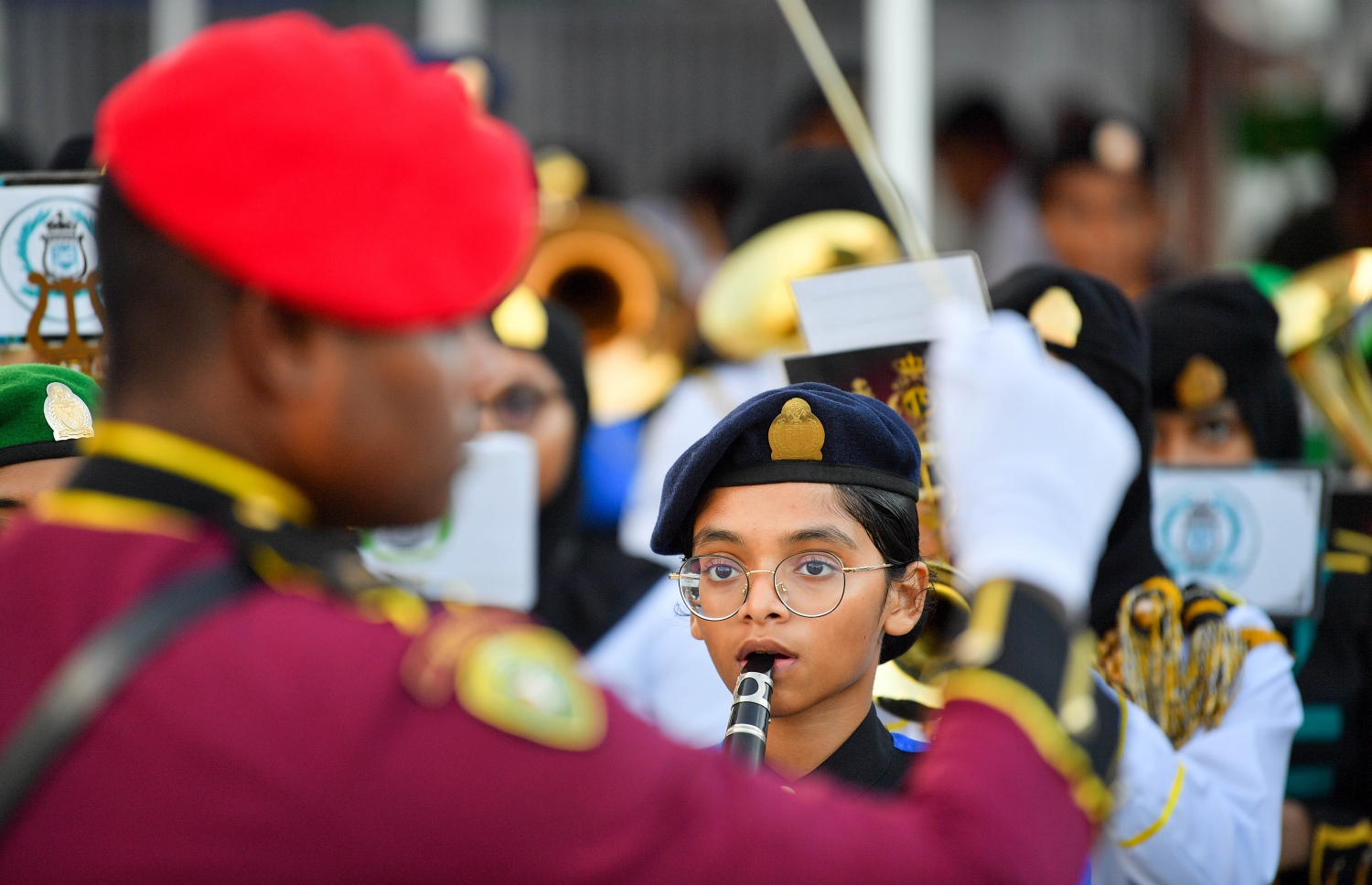 ހުޅުމާލެ ދެވަނަ ފިޔަވަހީގައި އިމާރާތްކުރާ ދެ ވަނަ ސްކޫލްގެ ބިންގާ އެޅުމަށް ބޭއްވި ރަސްމިއްޔާތުގައި ސްކޫލް ބޭންޑަކުން ގައުމީ ސަލާންކުޅެނީ -- ފޮޓޯ: ރައީސް އޮފީސް